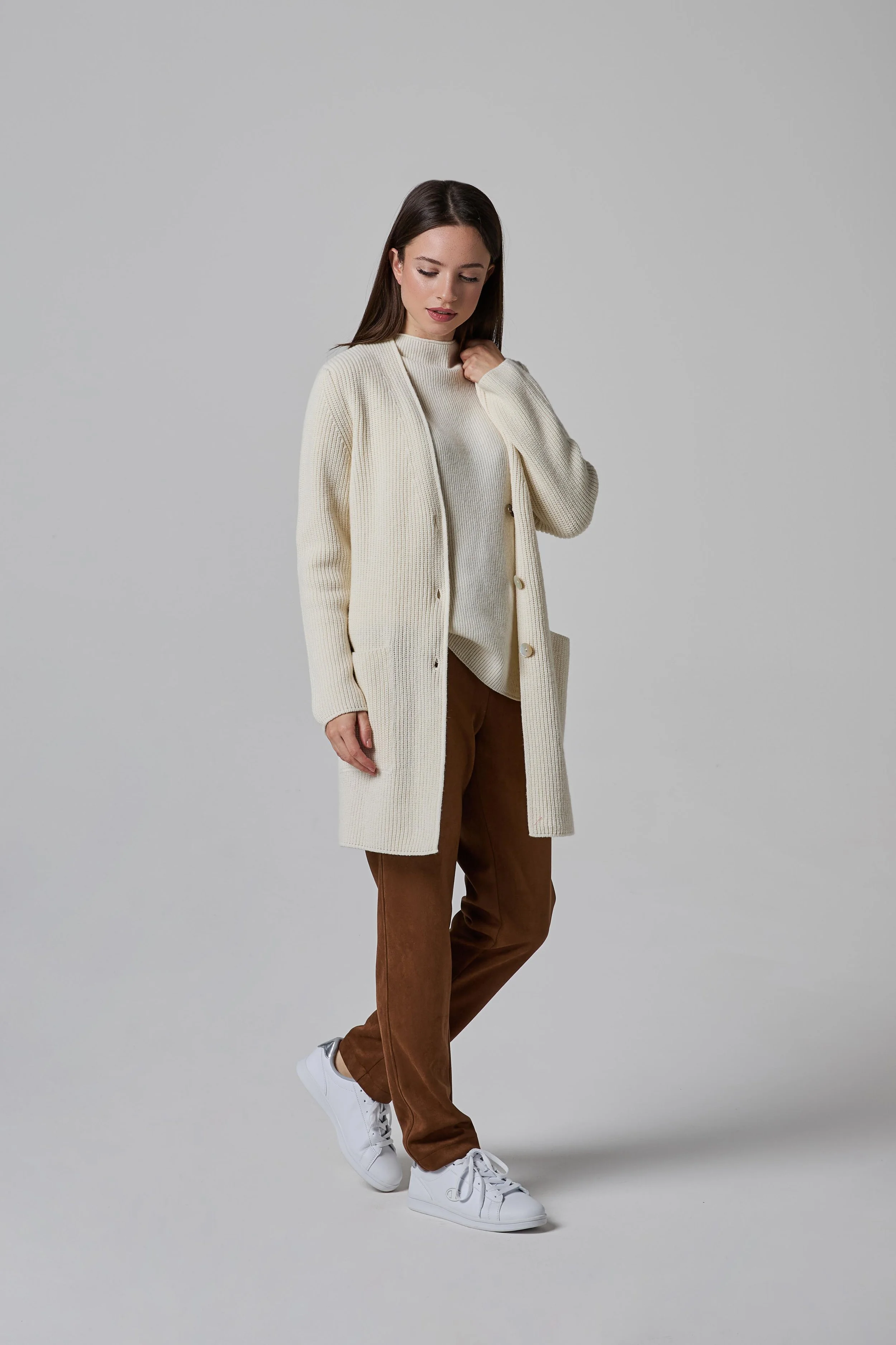 Giacca Donna Lunga Scollata a V in Lana e Cashmere Panna con Bottoni Madreperla e Tasche