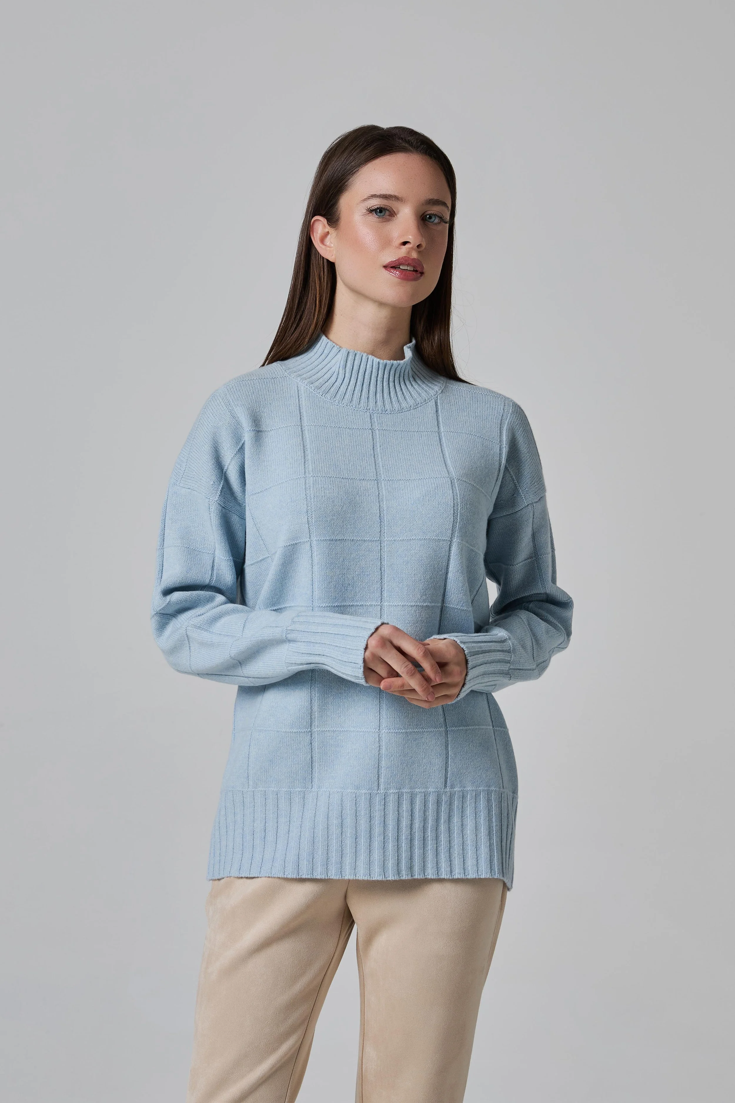 Maglia Donna in Lana e Cashmere Azzurro Polvere con Collo Lupetto e Motivo Geometrico a Quadri