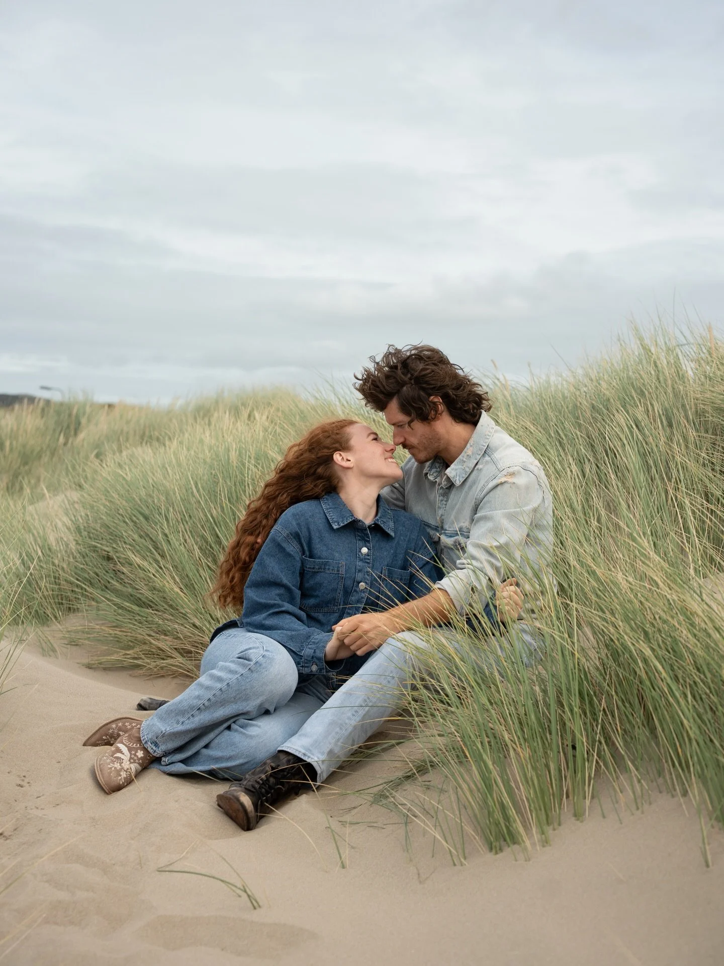 Heaven is a place on earth with you 📻

#northwalesweddingphotographer #chesterweddingphotographer #beachshootnorthwales