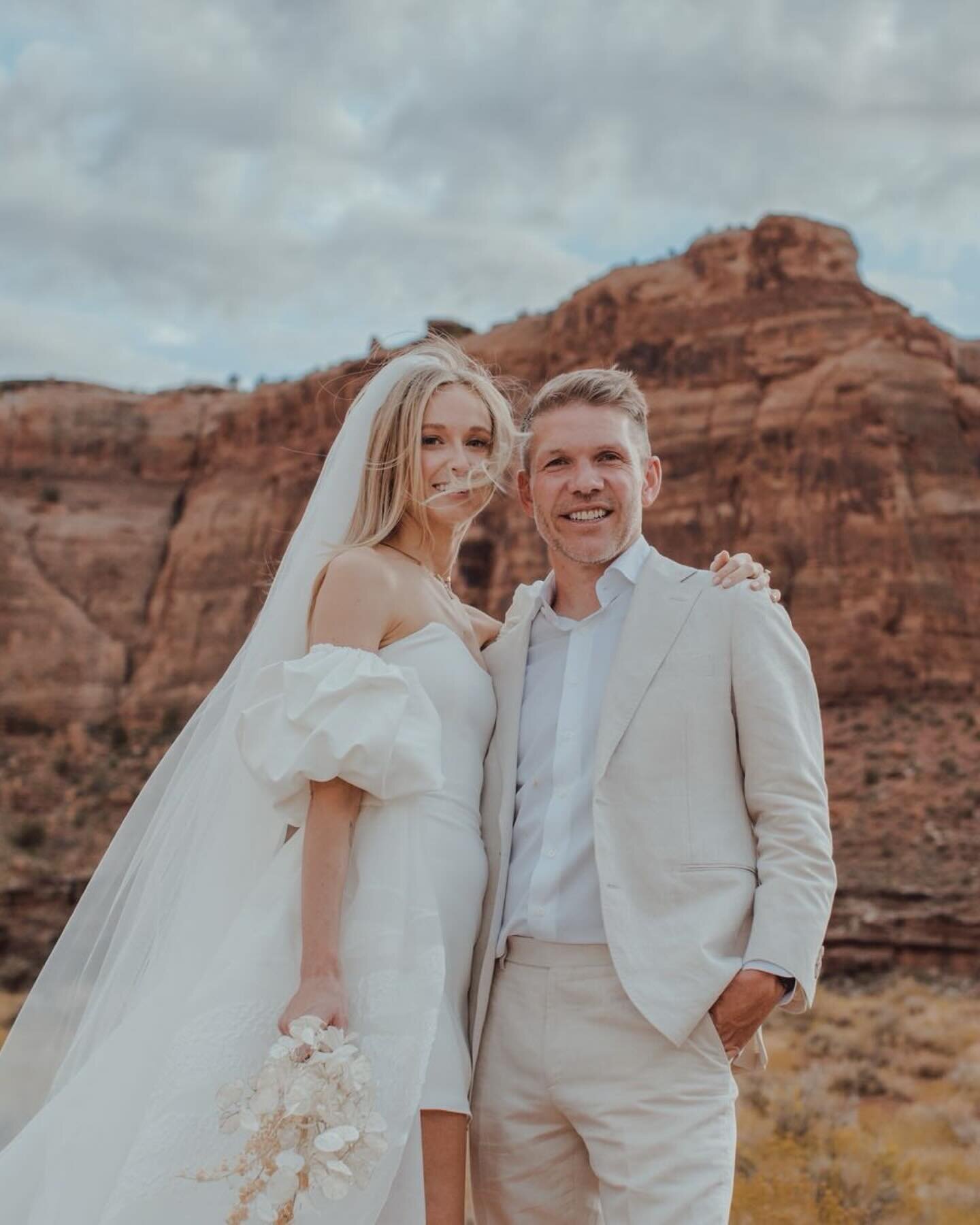 This Moab wedding at @theredearthvenue was one of my very favorites from last year and perhaps of all time? Between the stunning venue, dramatic cloud cover, the looming and exhilarating chance of rain at any moment and in 90+ degree heat, and the sw