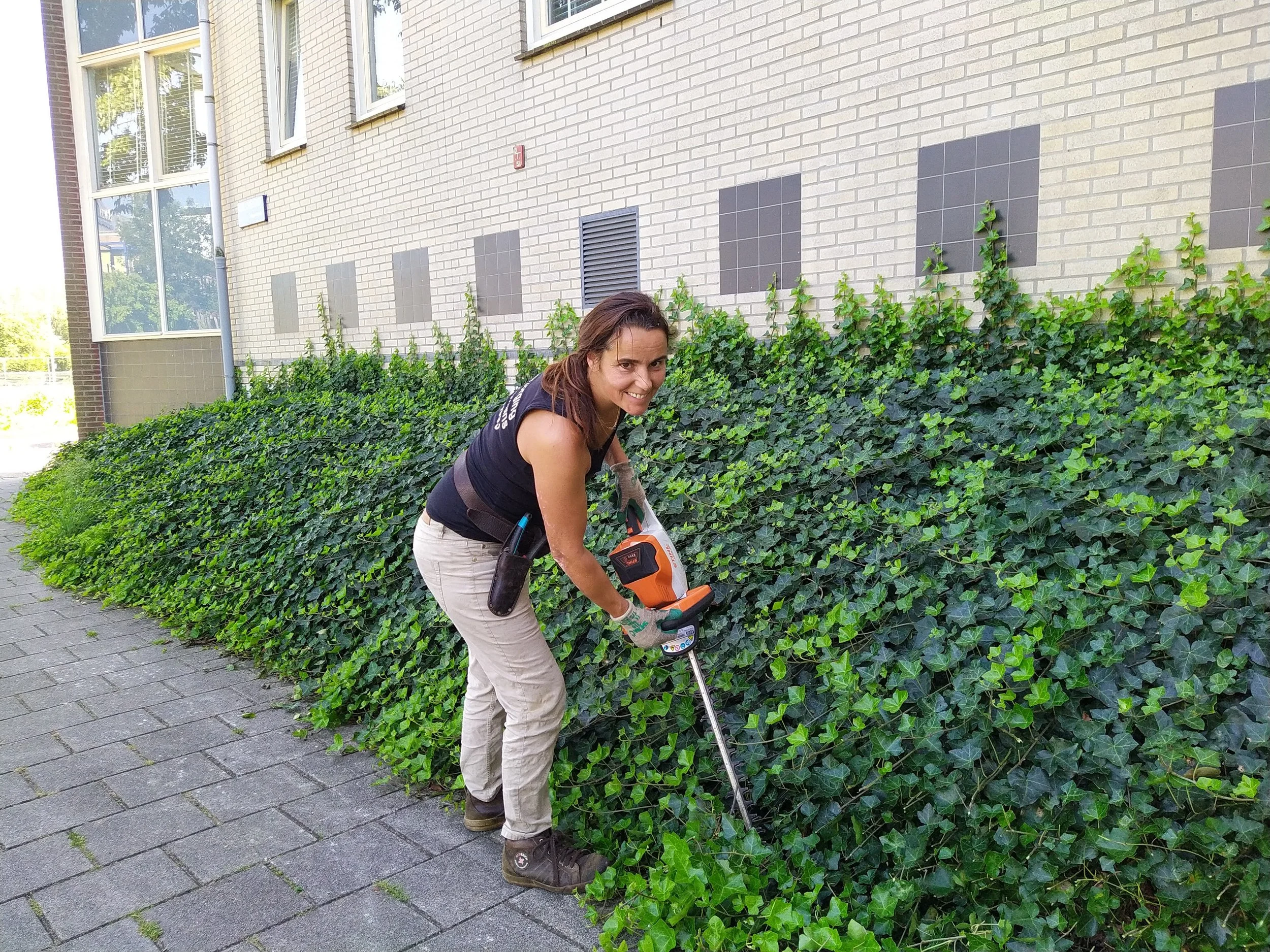 sonja aan het snoeien..jpg