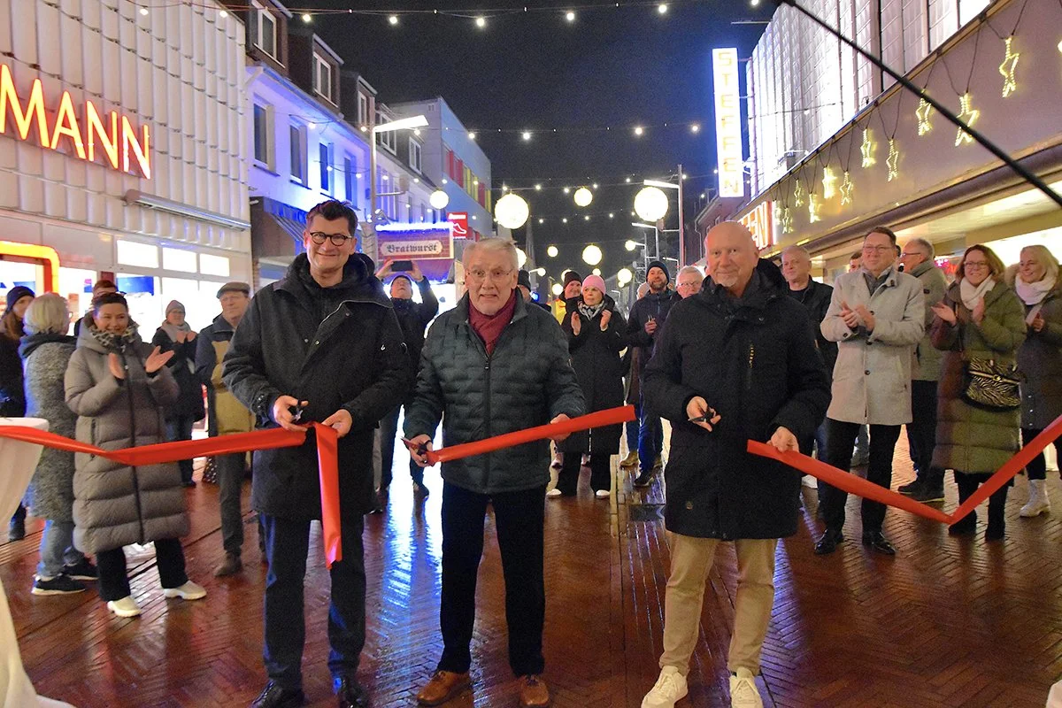 Herr Bürgermeister Hannebacher, Stadtratsvorsitzenden Uwe Matthias und Tonio Trüper am roten Band 