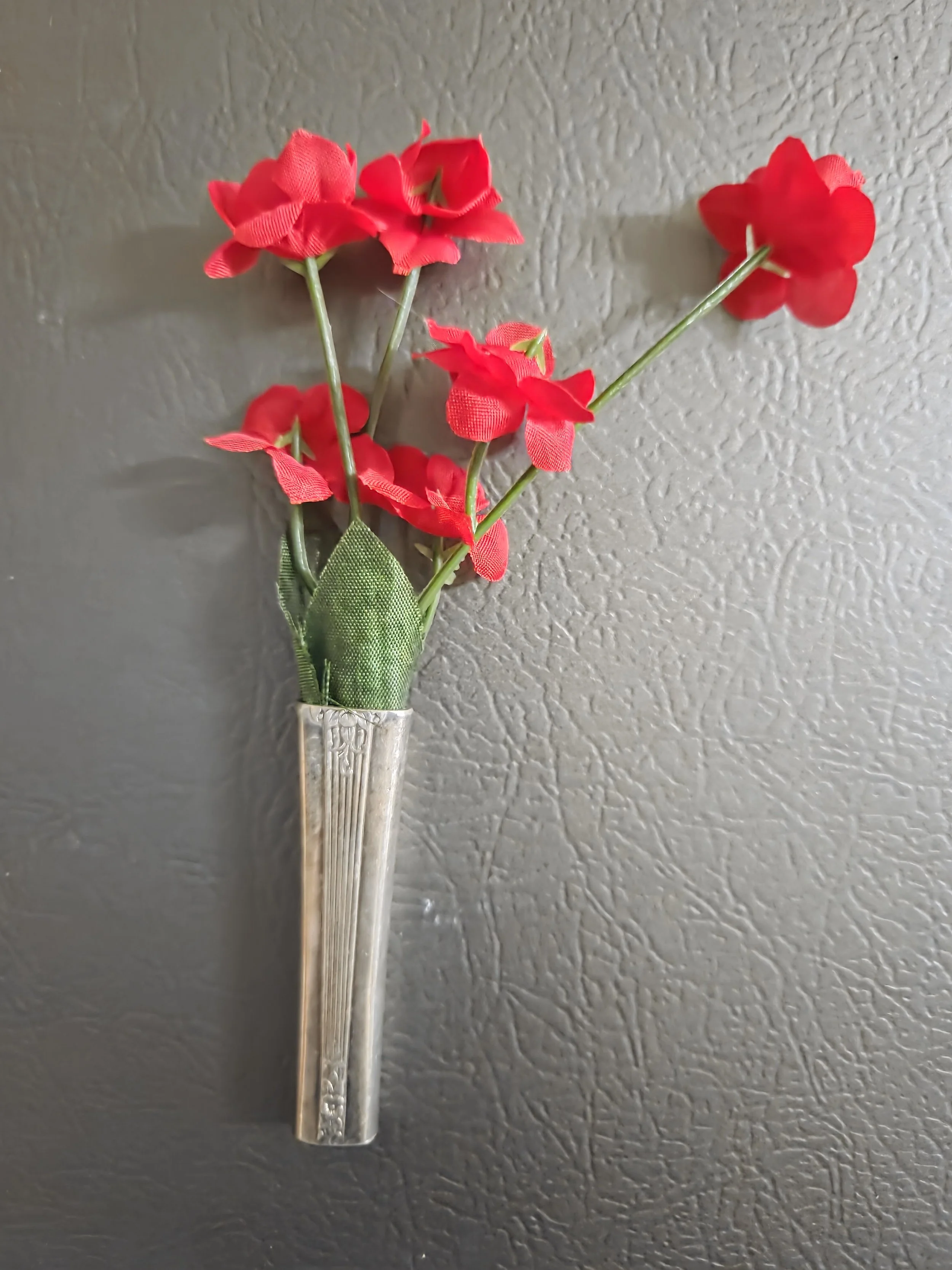 Dogwood style silverware magnetic vase