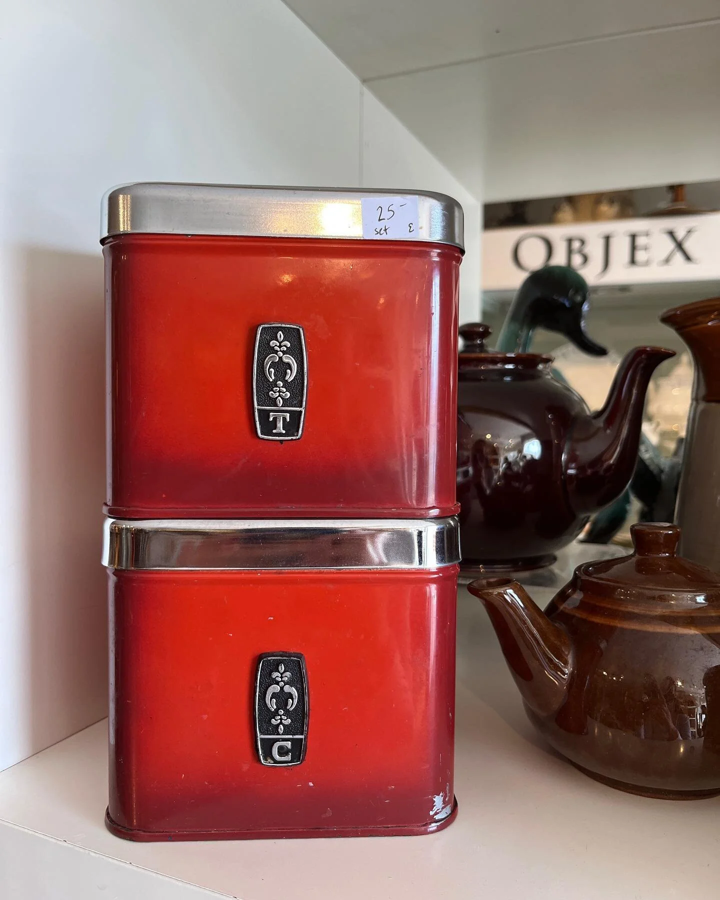 Happy Monday! We&rsquo;re here until 4pm.

#vintageshop #vintagedecor #vintagestyle#vintagetoys #vintagekitchen #vintagehome#youneverknowwhatyouwillfind #cottagedecor