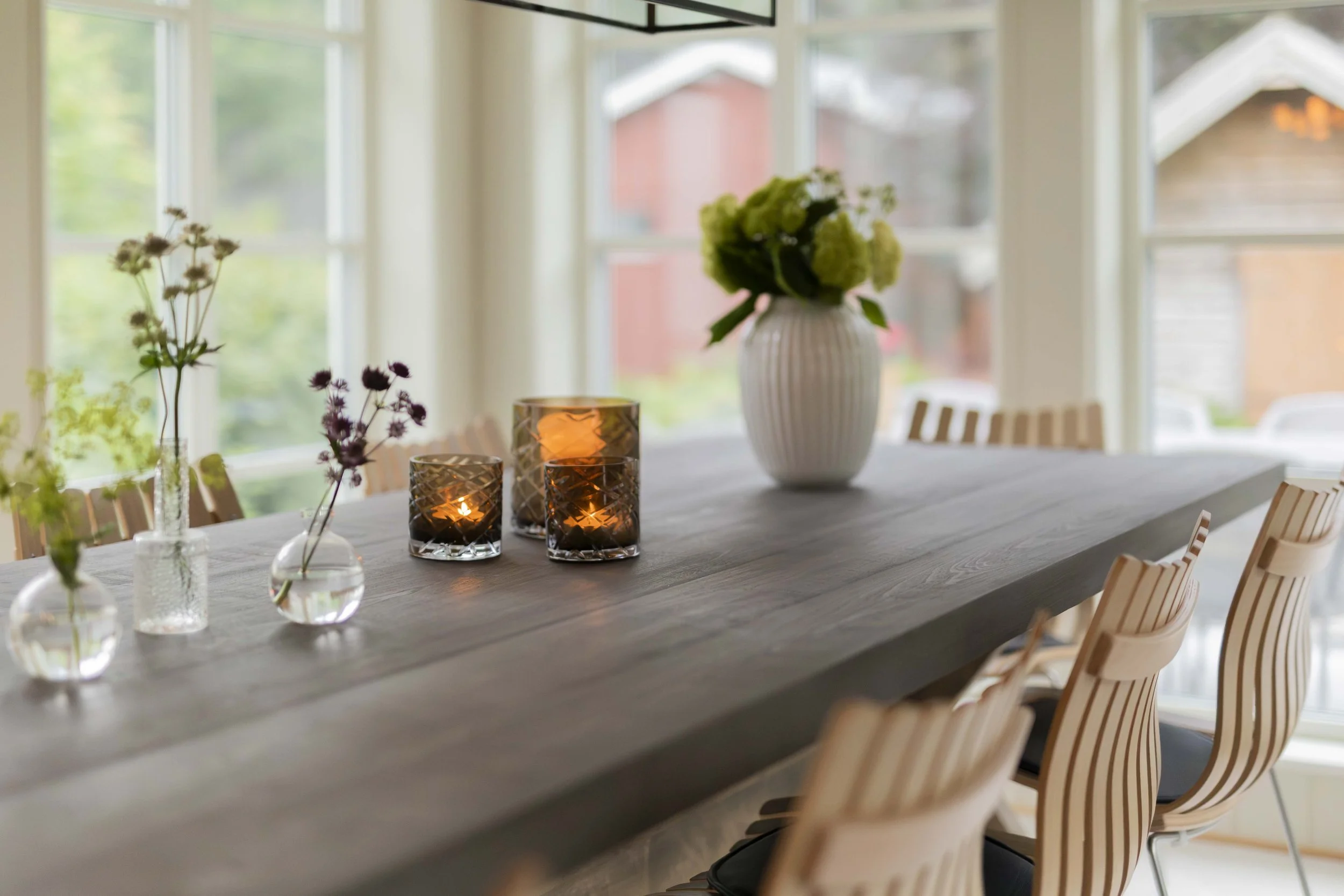Hygge ved spisebordet i Prestegårdshuset