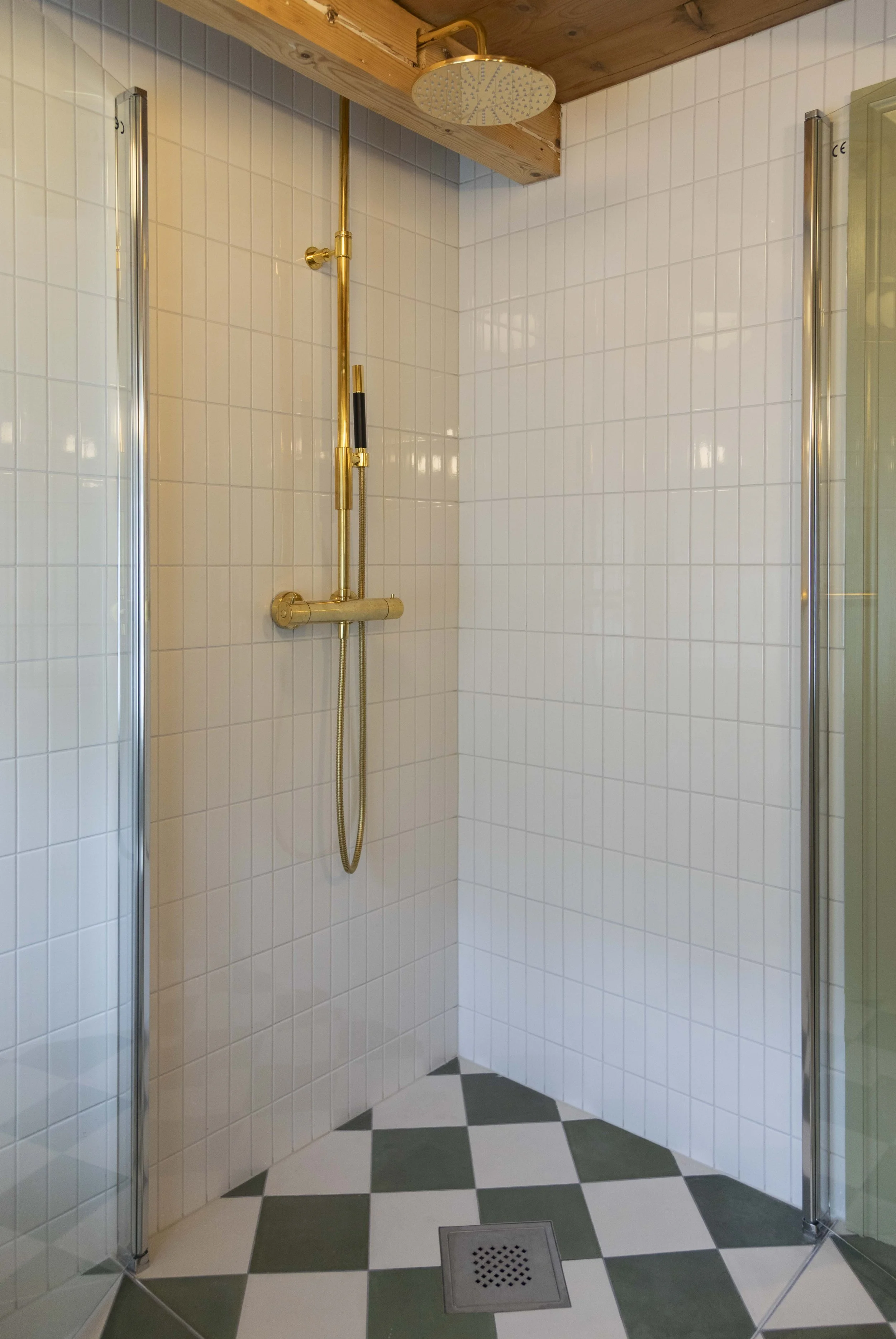 Utsnitt av moderne bad med dusj