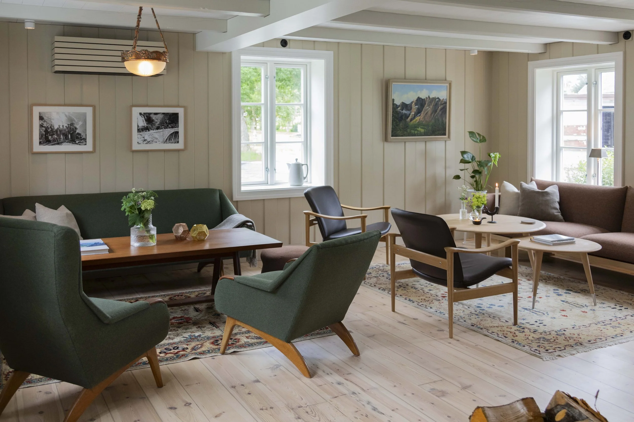 Hyggelig oversiktsbilde på den romslige stua