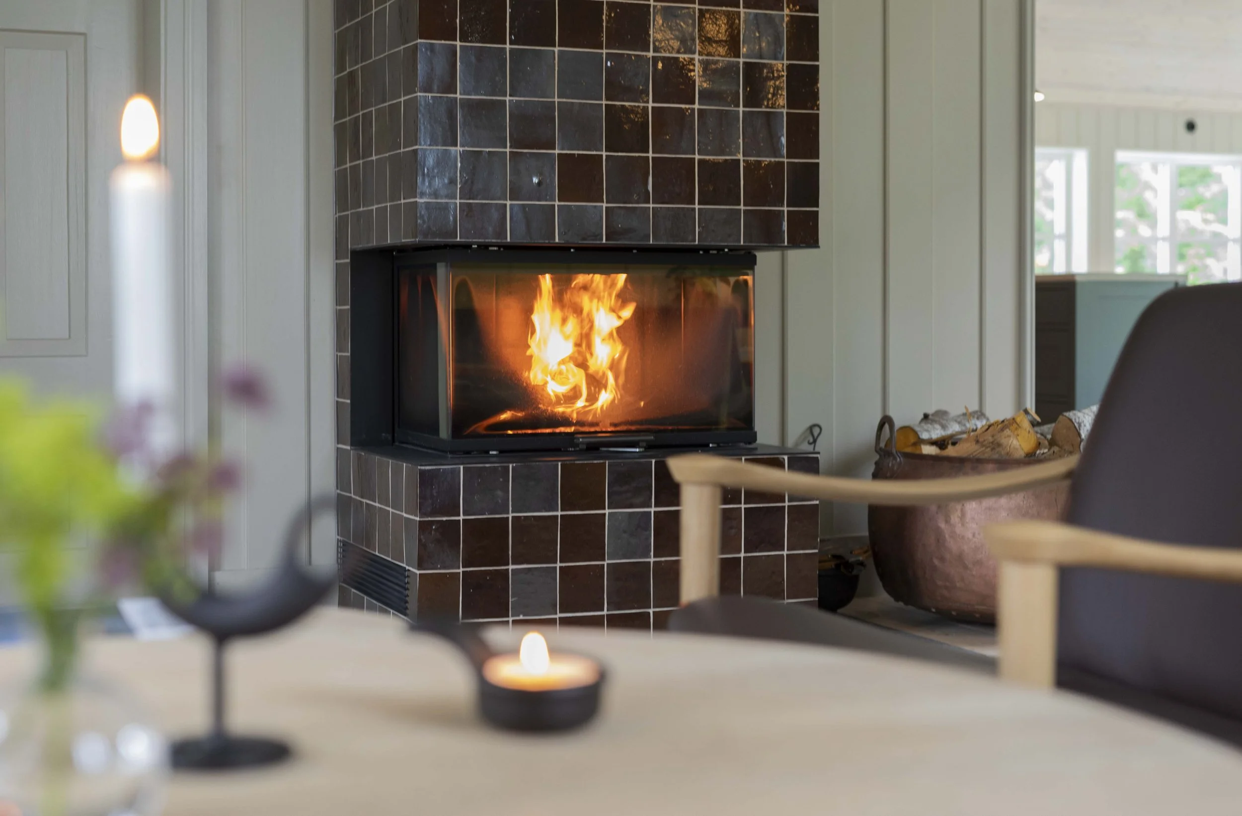 Hygge i stua med fyr i peisen