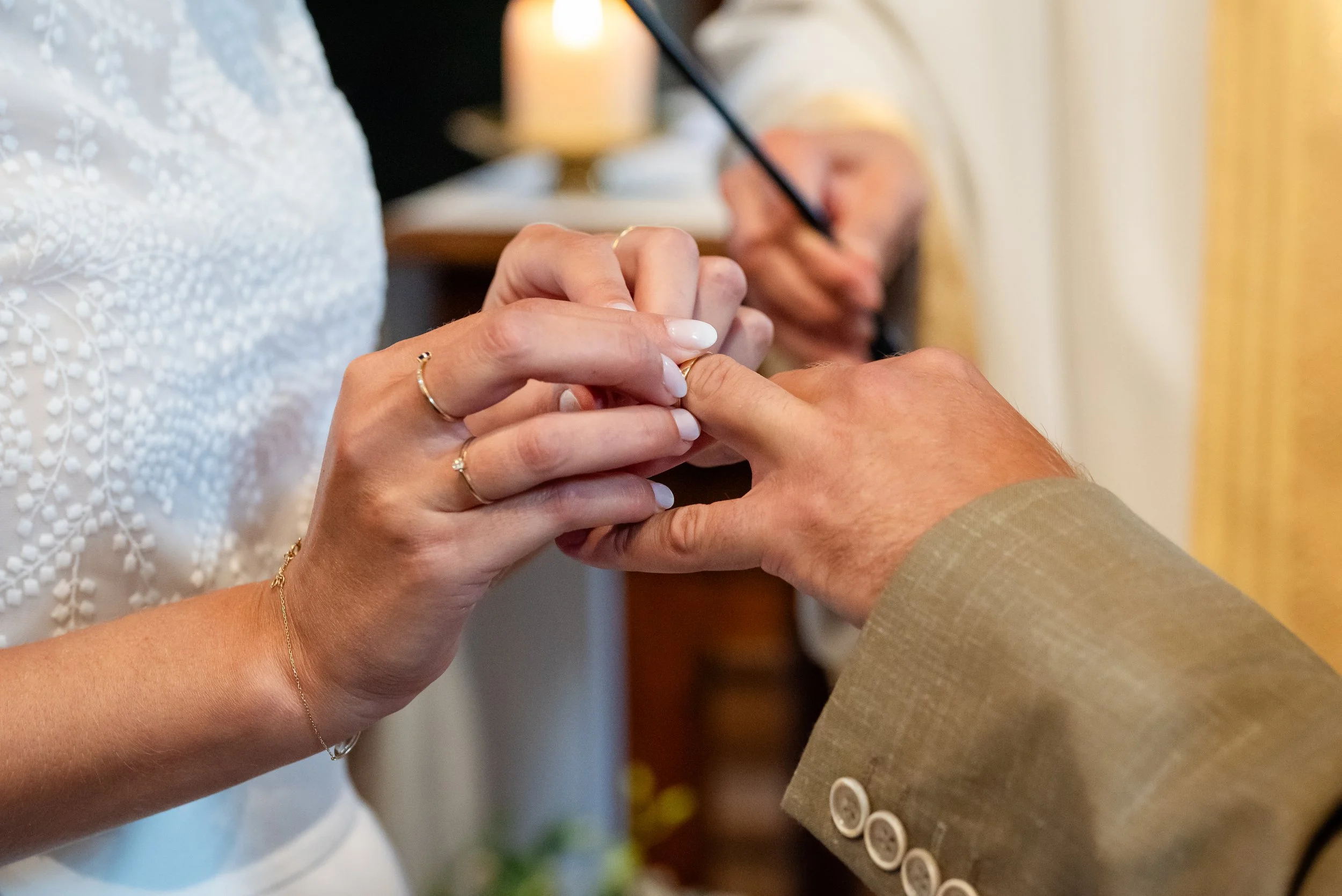 Une personne échange des alliances avec une autre personne lors d'une cérémonie de mariage.