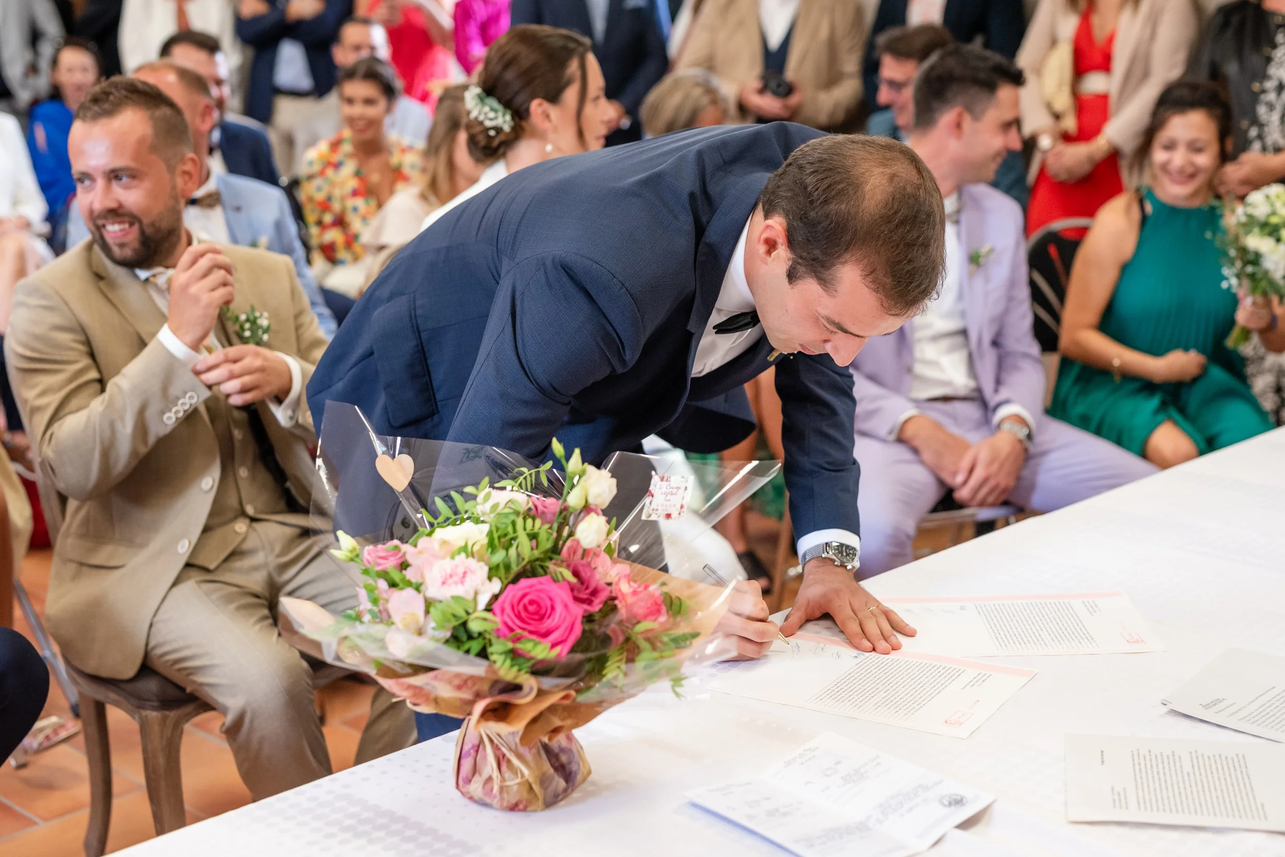 Un homme en costume signé signé et une femme signée signée signée signée signée signée signée signée signée signée signée signée signée signée signée signée signée signée signée signée signée signée signée signée signée signée signée signée signée si