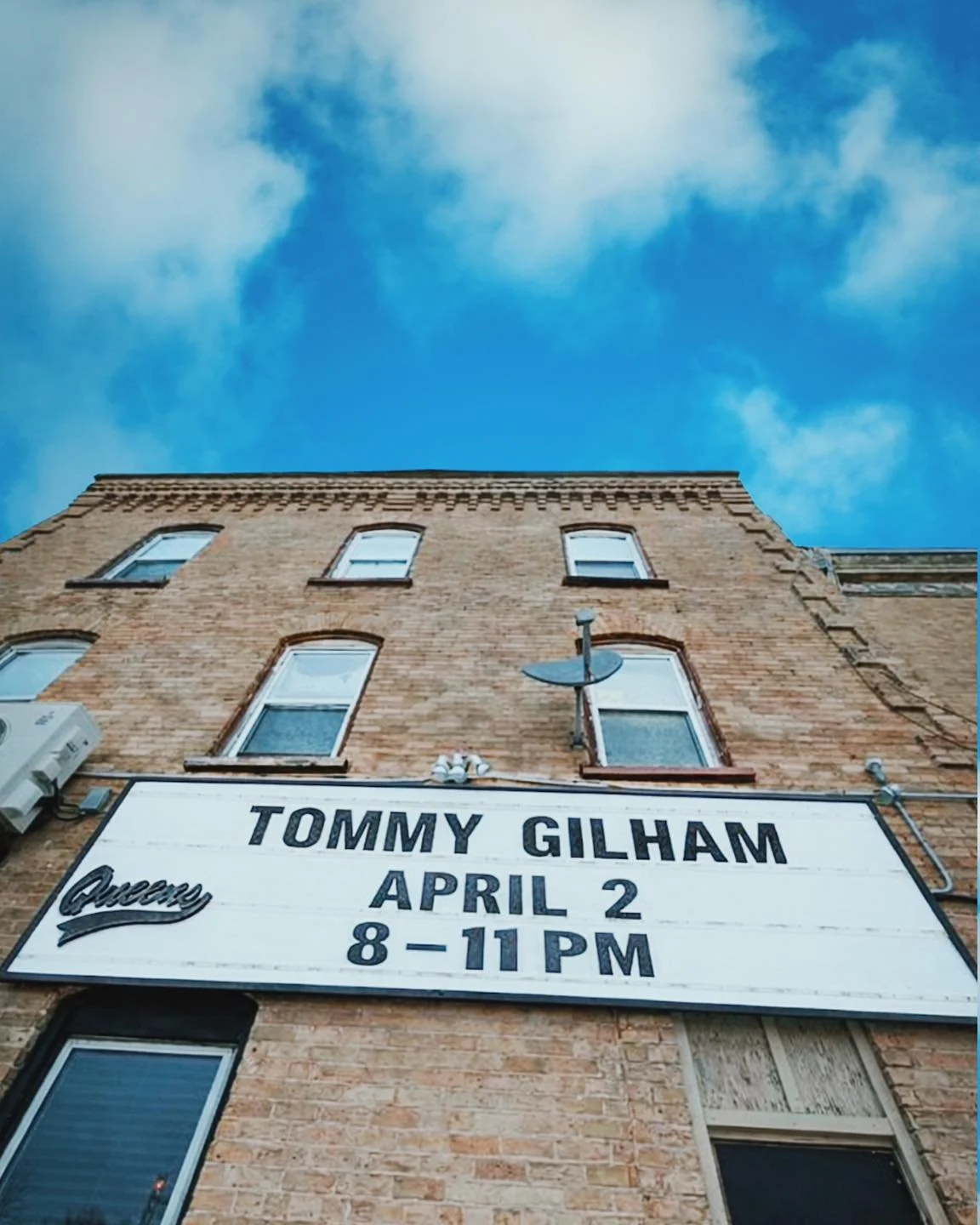 Dust off the denim&mdash;Thursday night at The Queen&rsquo;s is going country 🪕

Tommy Gilham hits the stage from 8&ndash;11 with the kind of sound that just gets it 🎶

Boots? Optional.
Good time? Pretty much guaranteed.