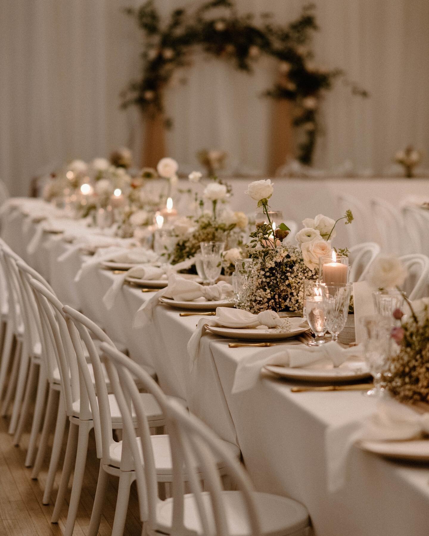 Soft neutrals and romantic vibes for this beautiful tablescape!

Photography: @gaetzphoto 
Planning: @confettiand.co 
Floral: @hollywoodweddingsca 
Venue: @thewalperhotel 
Tabletop decor: @weventsanddecor