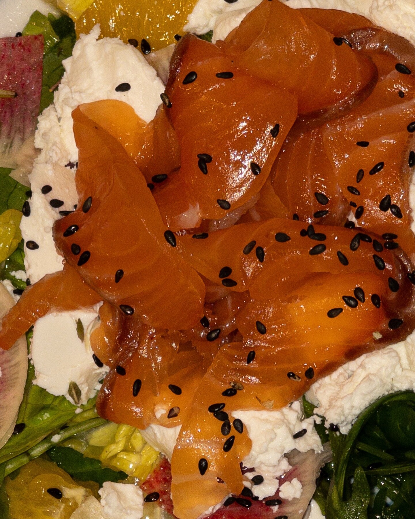 Ніжний лосось, свіжий апельсин, фета, редис та кунжут - наш новий салат, який потрібно скуштувати!🍽️😋