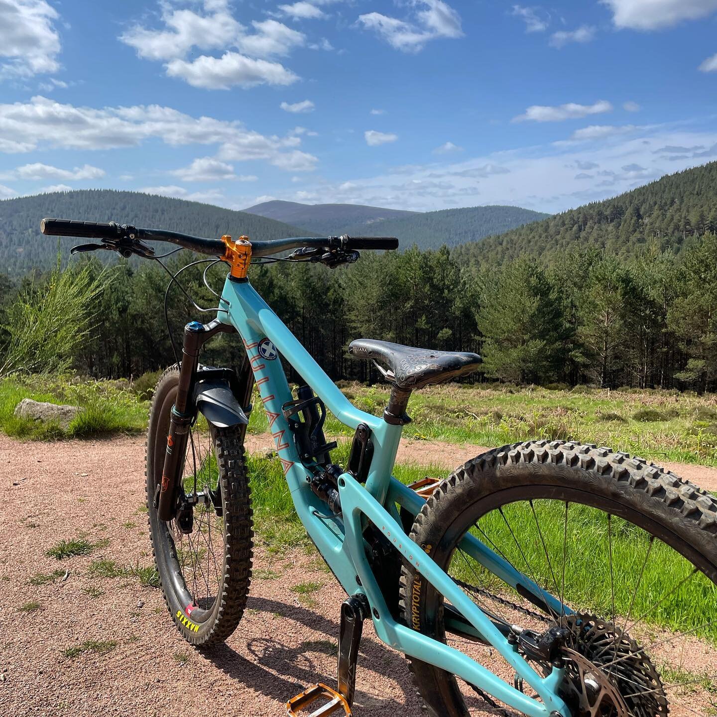 Is that summer!? 👀 Aberdeenshire is starting to burst with colour again and it&rsquo;s making us very excited for summer rides! ☀️ 

#mountainbiking #cycling #mtbaberdeenshire #mtbuk #mtbtrail #mtbviews #mtbguide #guidedride #cairngorms
