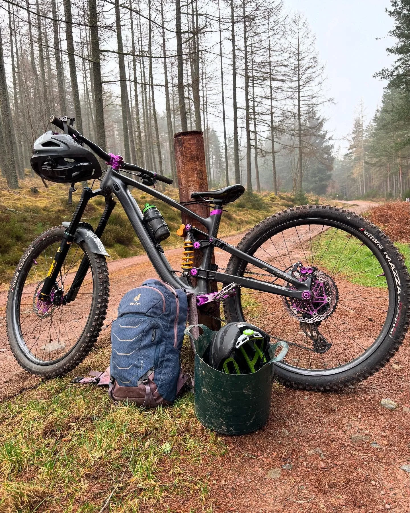 Coaching ready 👌 (minus the pupper 🐶)

@20.twenty.store @vittoriauk_tyres @hope_wmn @deuteruk 

#coaching #mtb #mtbcoaching #mtbguide