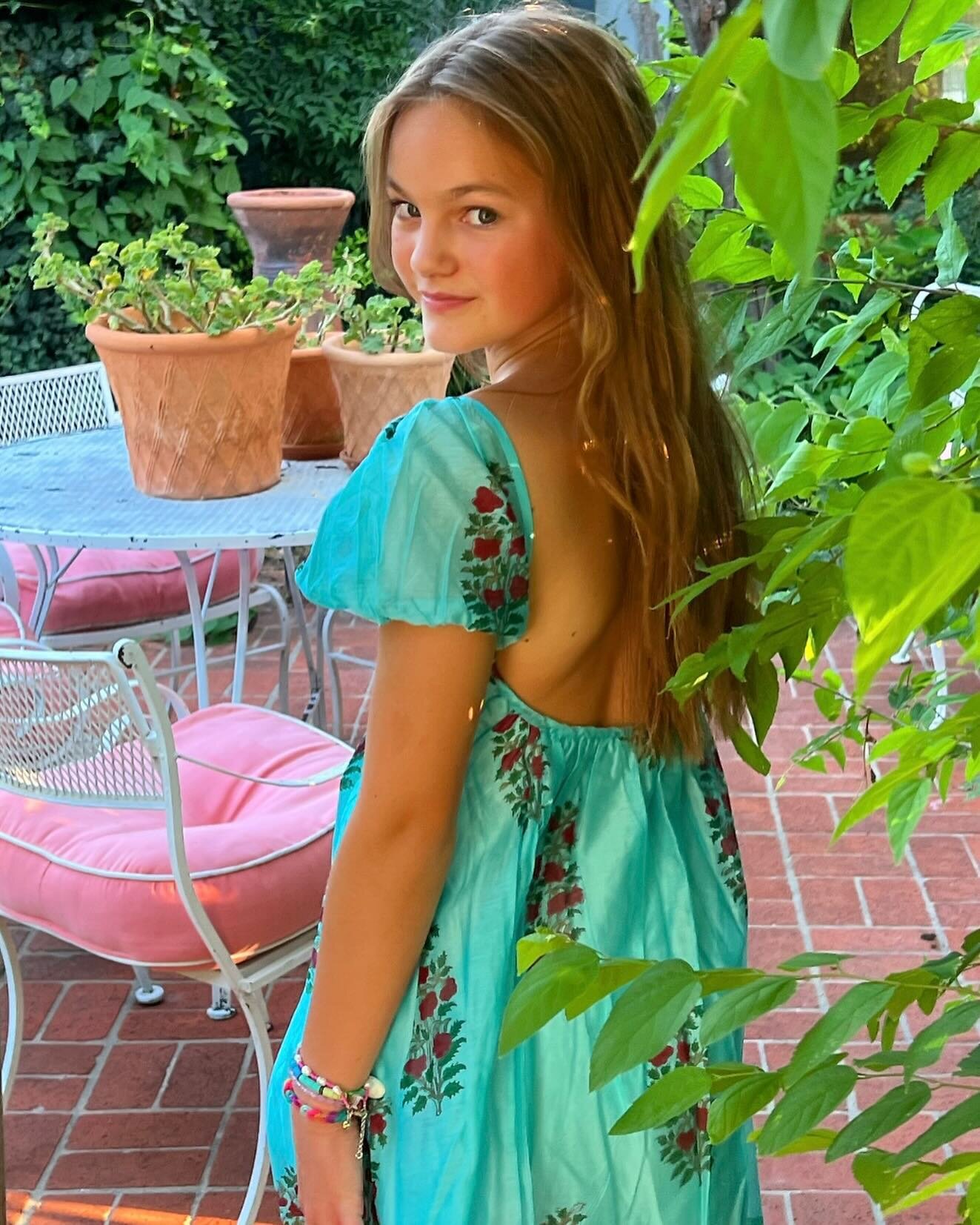 &ldquo;If you look the right way, you can see that the whole world is a garden.&rdquo;🌿🌸🌿🌸🌿🌸
Frances Hodgson Burnett, The Secret Garden
#thesecretgarden #franceshodgsonburnett #garden #gardenparty #partydress #childrensapparel #childrenswear #c