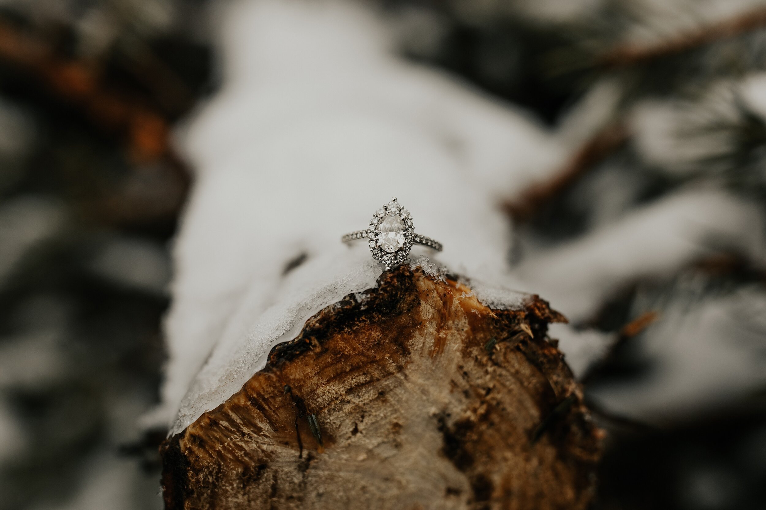 jessika-christine-photography-outdoor-engagement-couples-snow-adventurous-session (9).jpg