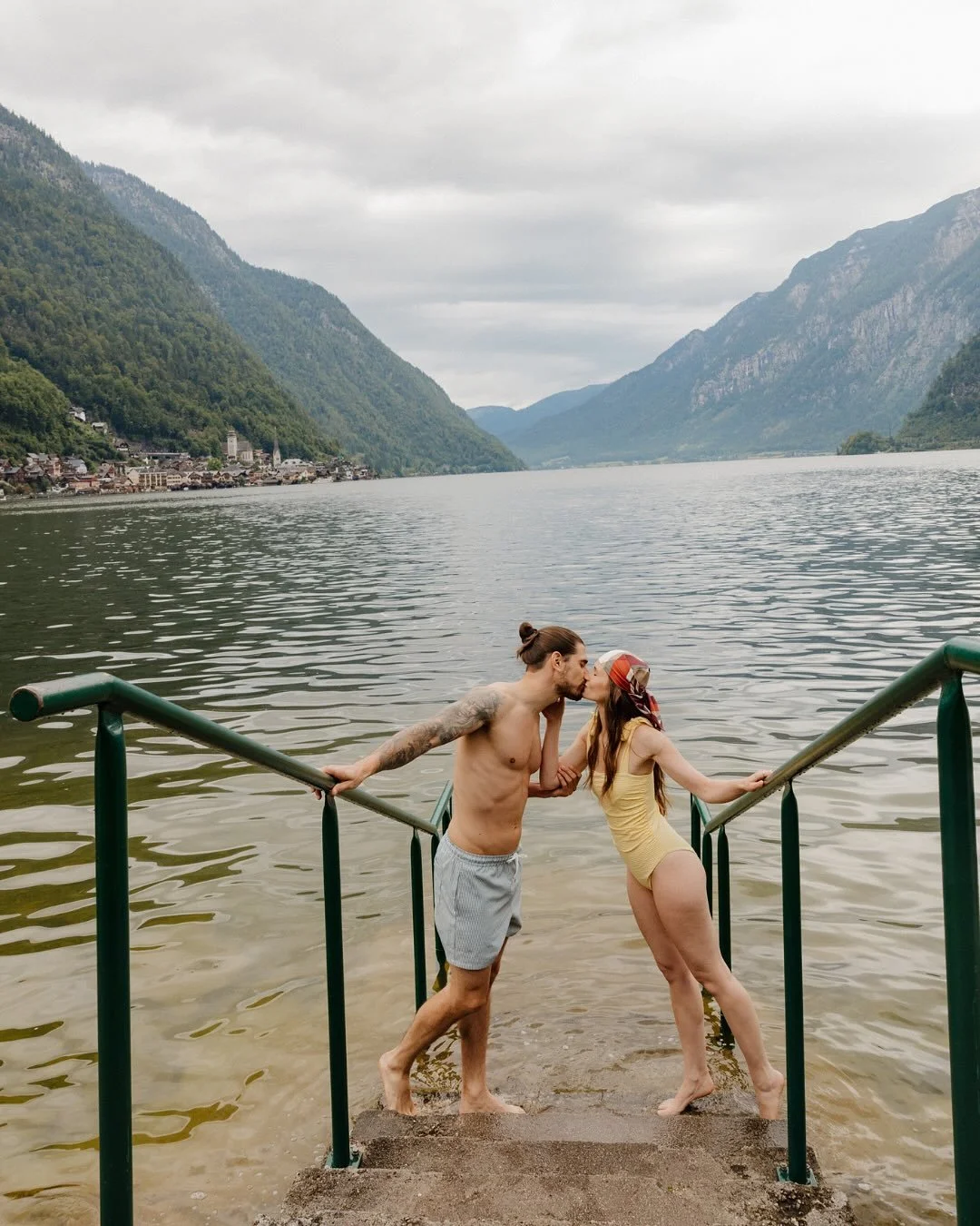 This couple&rsquo;s session in Hallstatt, Austria felt like stepping straight into a fairytale. Surrounded by storybook architecture, pastel colors, and the quiet charm of the village tucked between mountains and lake, every moment looked effortlessl