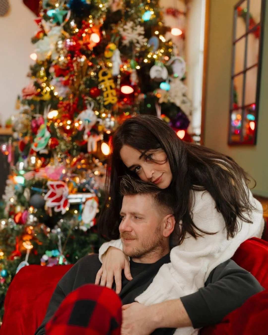 Couple Christmas photos? Sure. But let&rsquo;s be honest&hellip; Jake the dog is the real reason these turned out this cute. 😉🎄

#weddingphotographerseattle #christmascouplephotoshoot #christmascouples #seattlecouplesphotographer