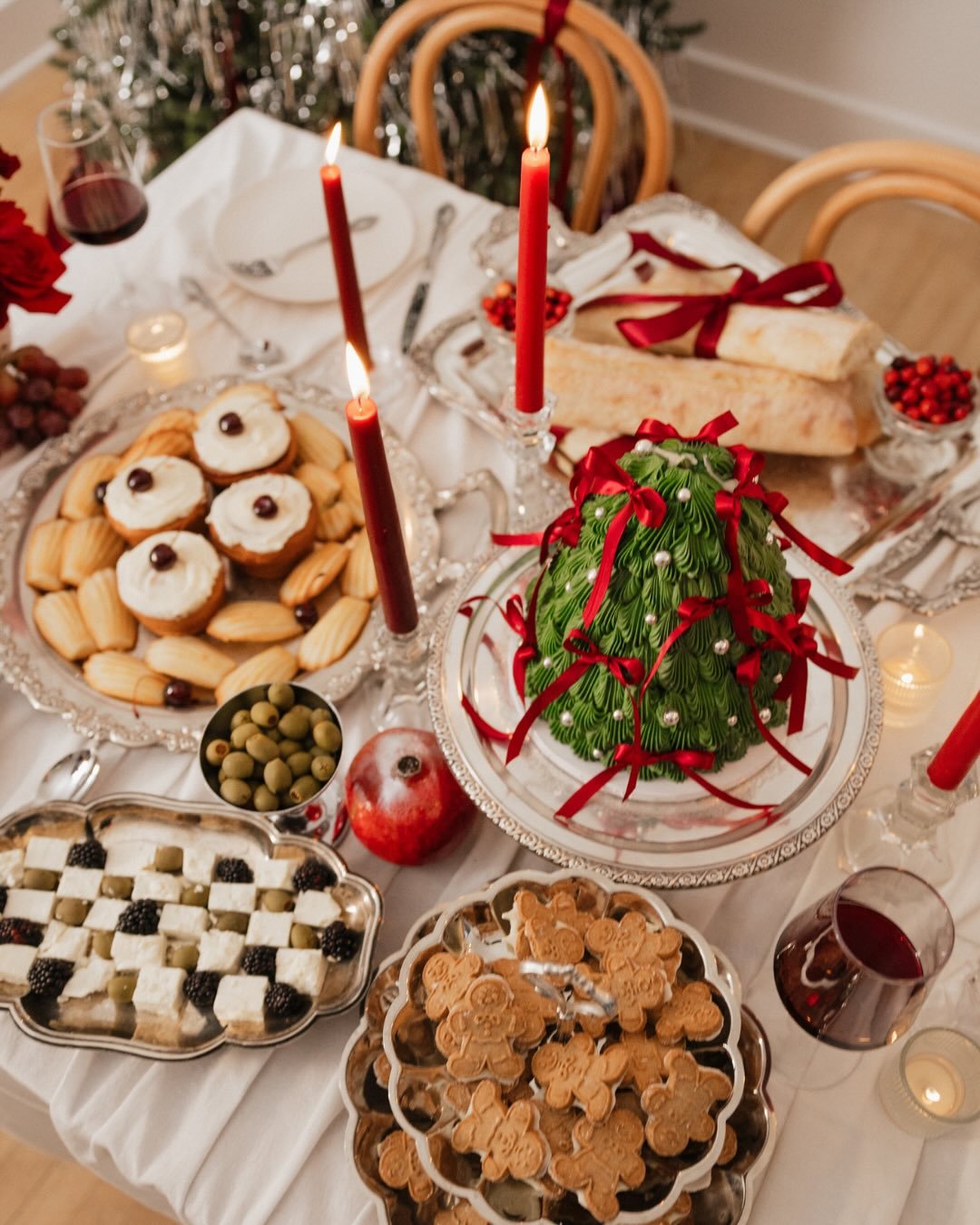 This Seattle holiday shoot was full-on editorial ✨
Glitter everywhere, bold color, and red bows tying it all together. Think maximalist holiday tables, sparkle catching the light, and statement outfits made for celebrating loudly. Proof that holiday 