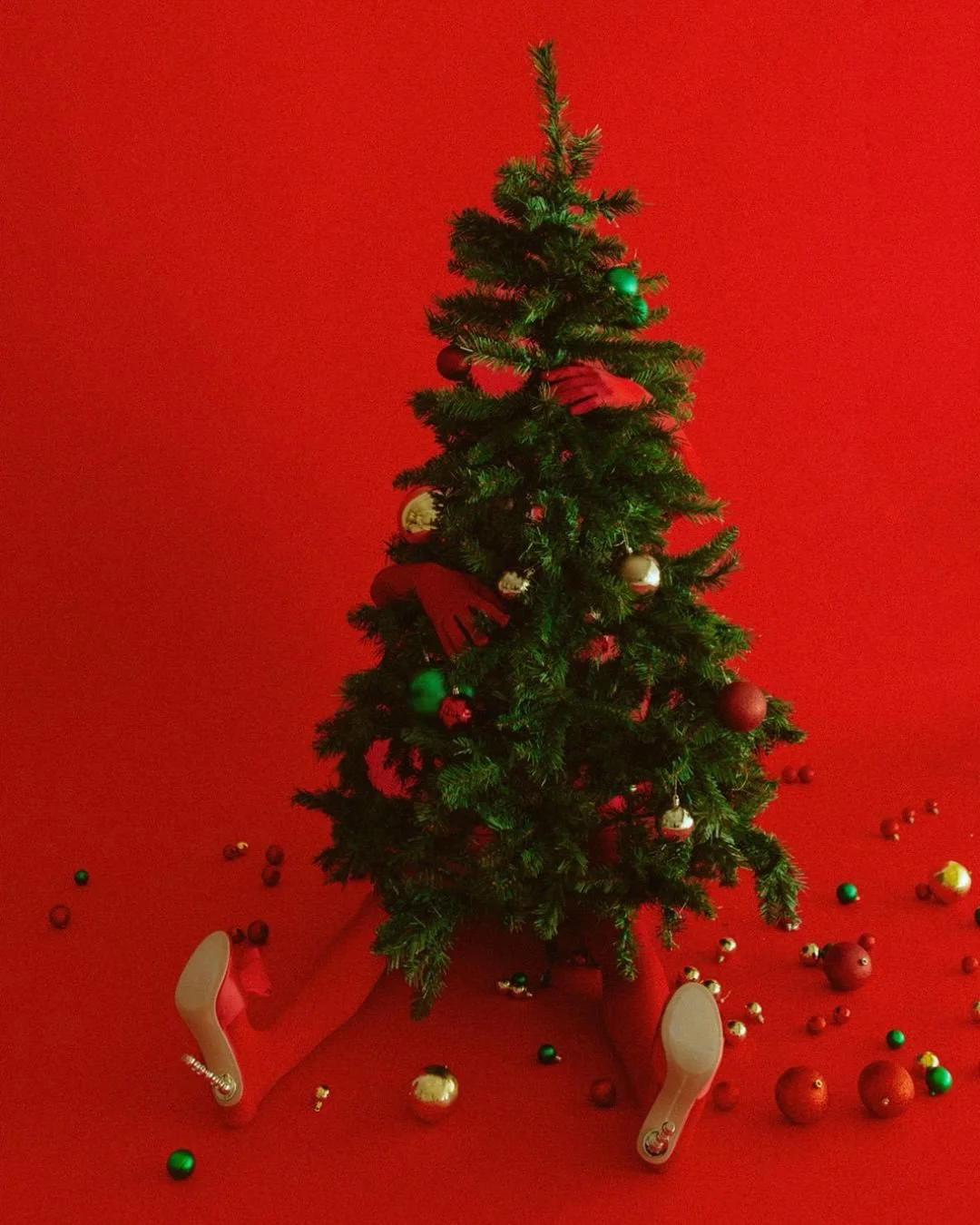 A little nonsense, a little naughty 🎄✨
This Christmas fashion editorial is bows, glitter, and zero respect for subtlety. Think holiday glam that doesn&rsquo;t follow rules, just vibes. If Sabrina Carpenter had a Christmas mood board&hellip; this wou