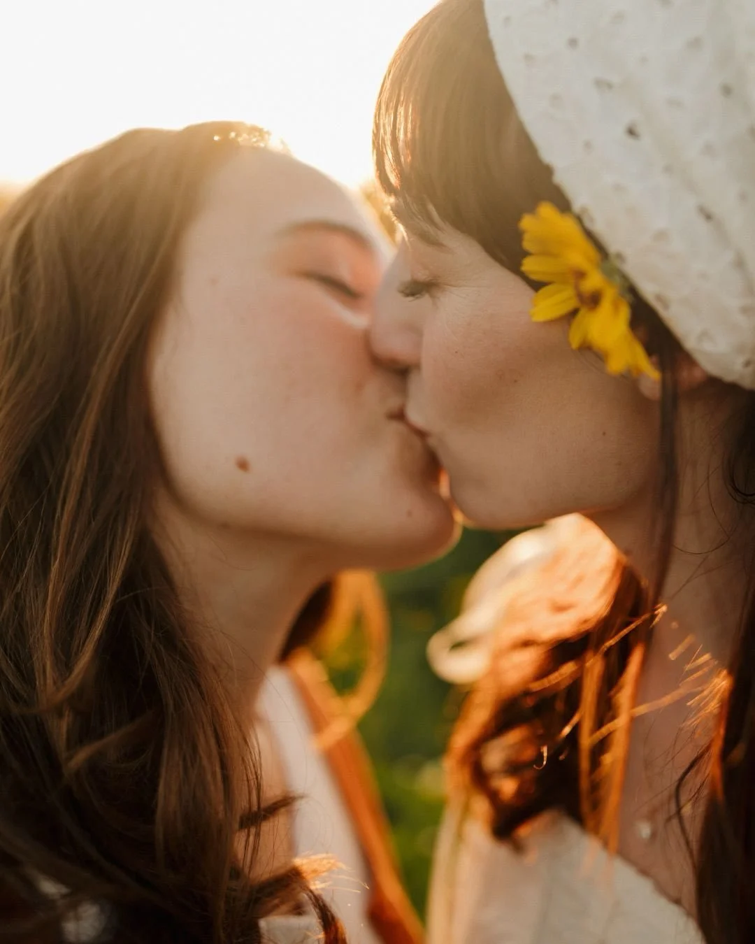 A flower field engagement session, petals caught in hair, color everywhere, and laughter that never really stopped.

As the sun dipped low, everything turned golden and cinematic. They danced between the flowers, unfiltered and fully themselves, lett