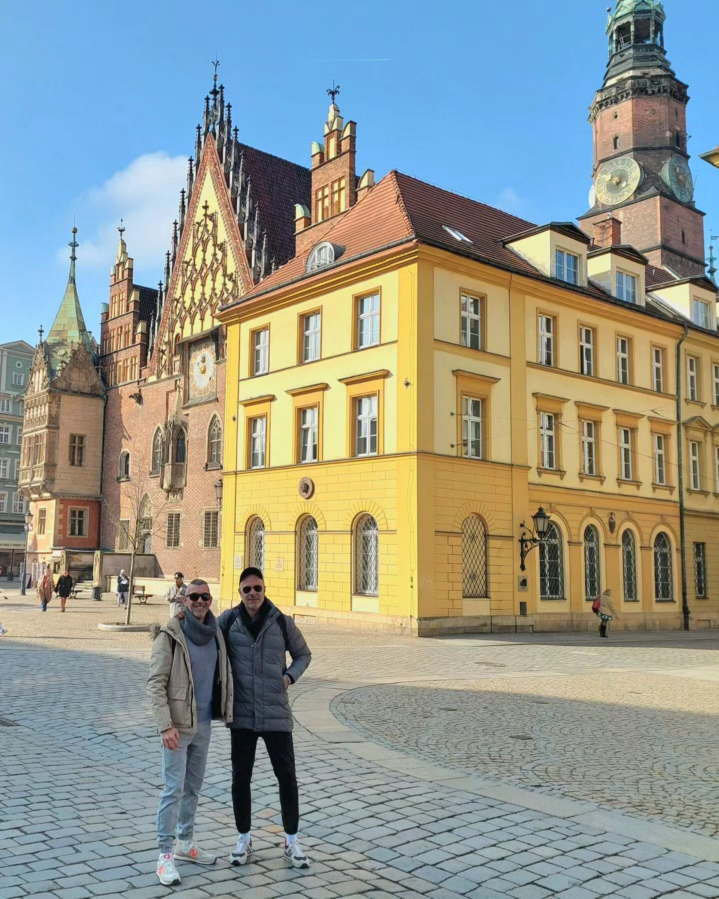📍 Another day in Wroclaw, with plenty of sunshine! And here we are, in the central square with these beautiful colors!
Have you ever visited Wroclaw? 😍🏳️&zwj;🌈 

🏳️&zwj;🌈 Artur &amp; Jorge 👬 #gaymenonthego 
.
.
.
.
.
.
.
.
.
.
.
.
.
.
.
#gaytr