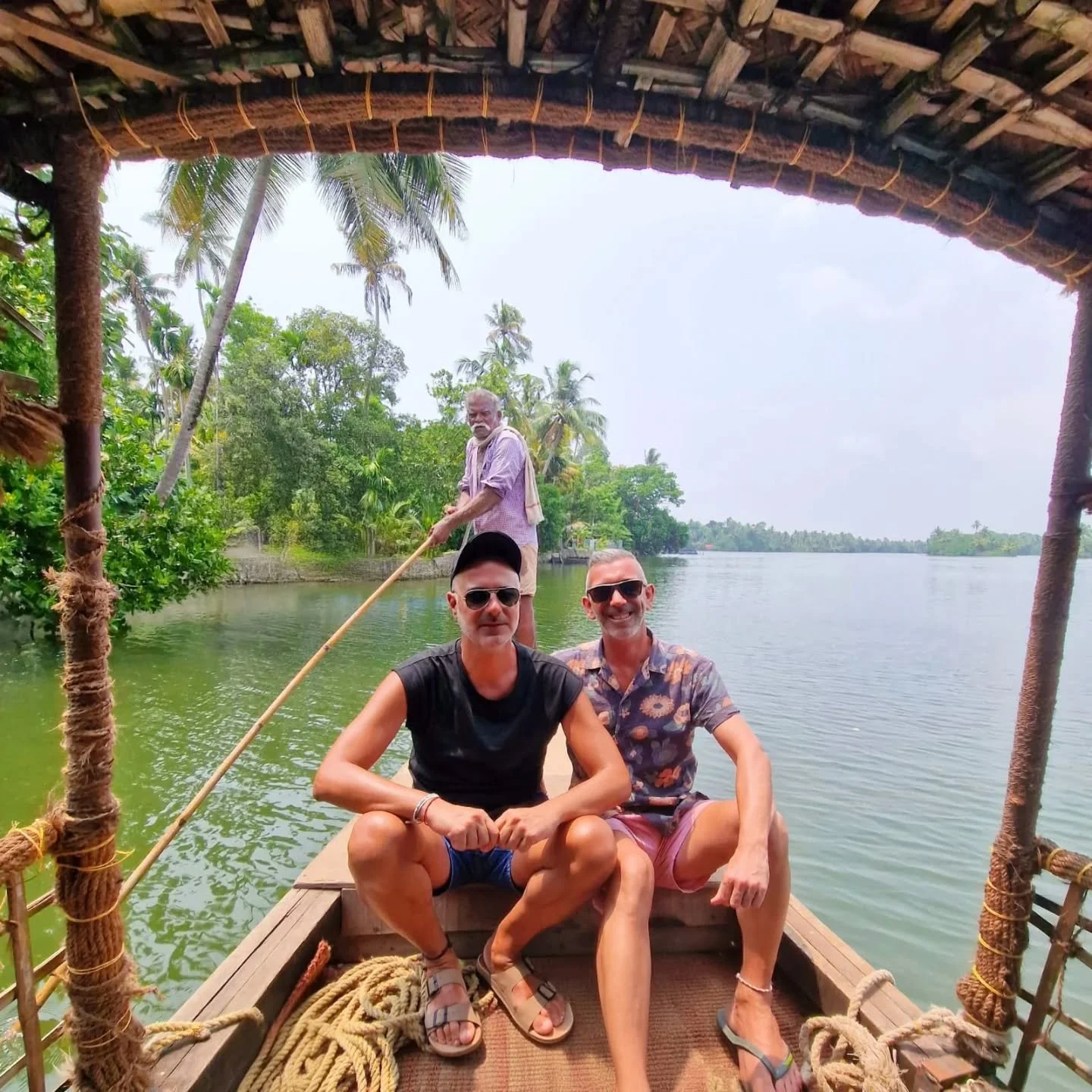 📍 Today we left Fort Kochi for a little adventure through Kerala&rsquo;s famous backwaters.
And guess what &mdash; we did it on a super traditional boat, with no motor at all! 🛶Just quietly floating through narrow canals, surrounded by palm trees, 