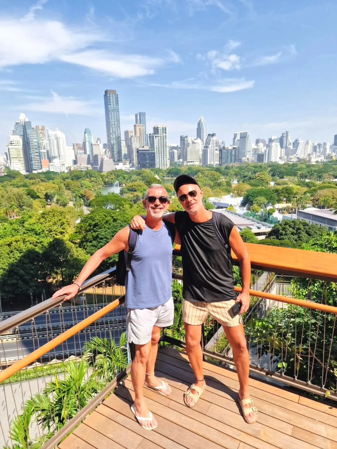 We love going back to places that feel like home&hellip; and Thailand is exactly that for us. 💛🇹🇭

This was our 5th time in the country and somehow Bangkok still surprises us like it&rsquo;s the first. There&rsquo;s always a new rooftop with insan
