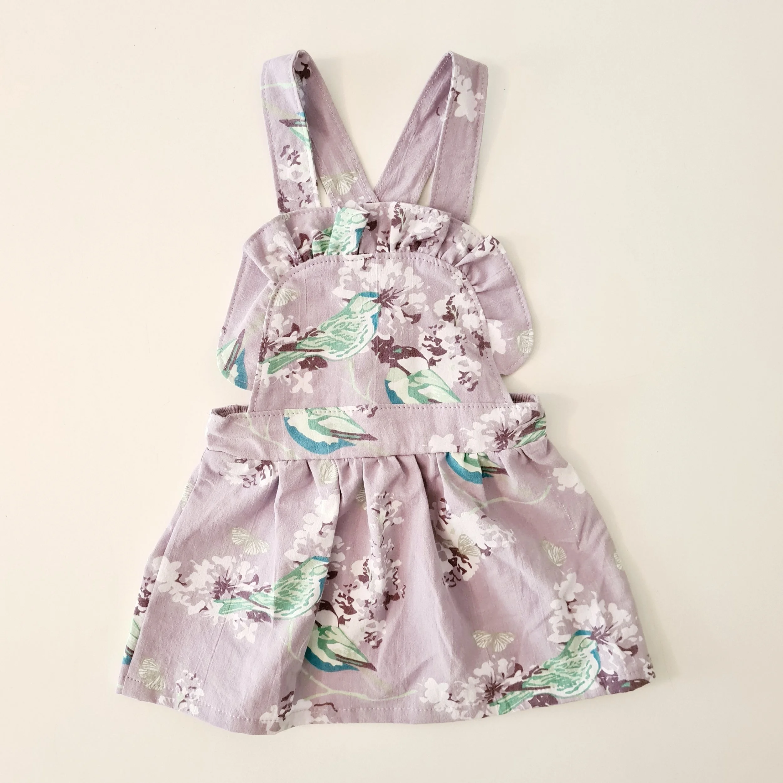 Upcyclede kjoler til børn syet af sengetøj, broderede duge m.m.