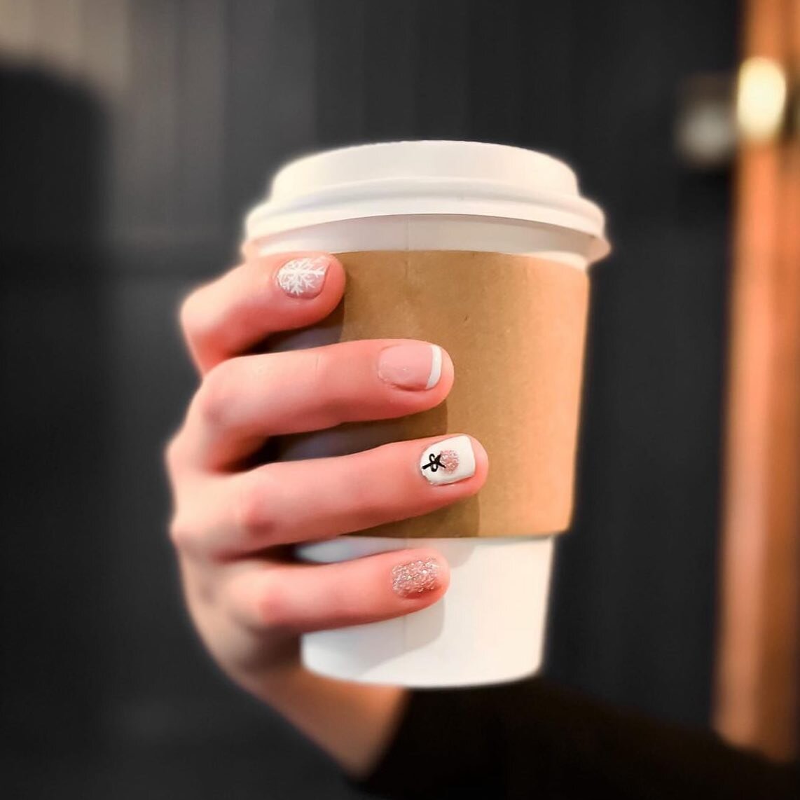 Are you holiday ready? Need ways to feel festive? Grab a holiday drink from @maplemooncoffeecompany &amp; a holiday themed manicure from @bbm_lounge to get into the season 🎄🤩