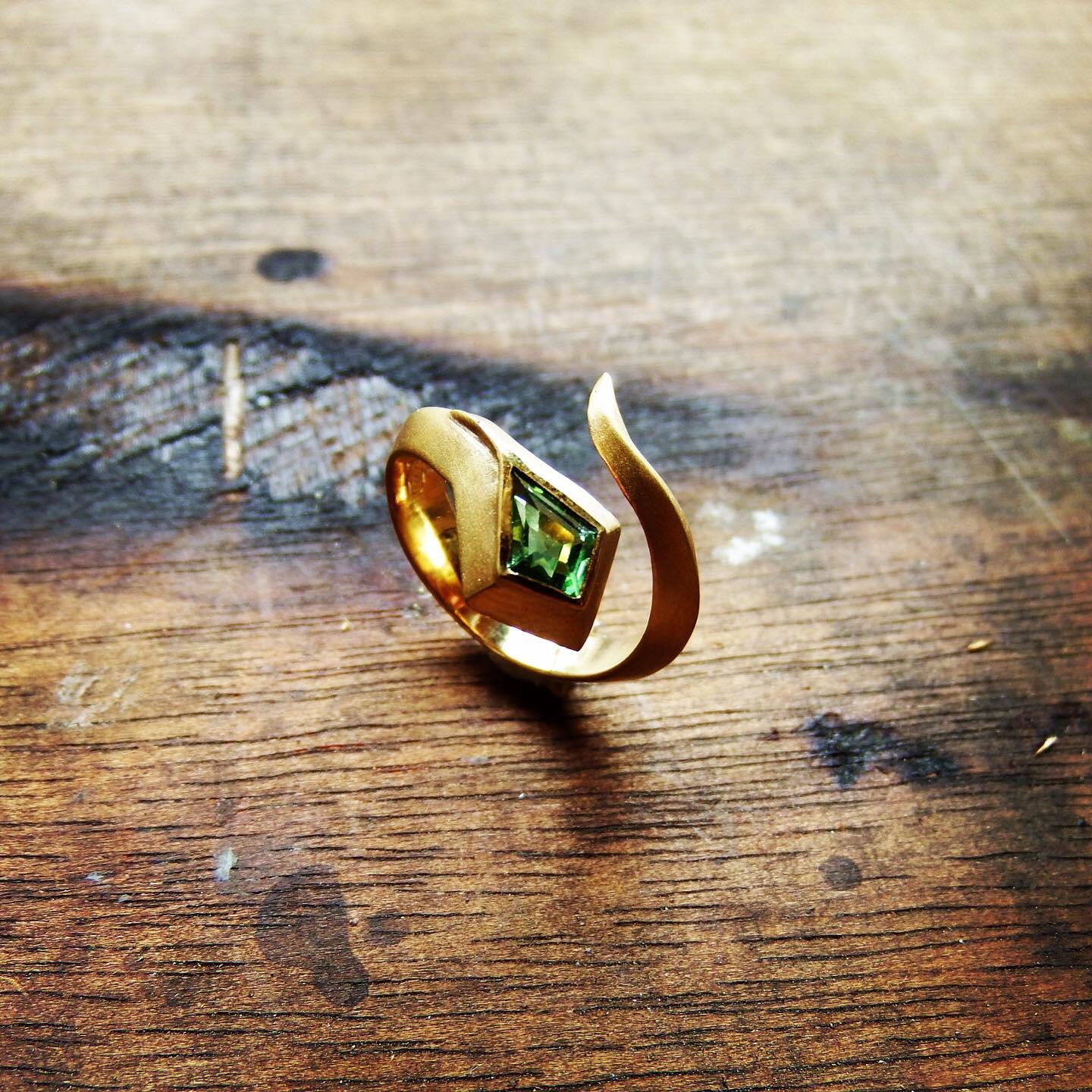 The next piece in the collection is a handmade 1 off. Beautiful 18ct yellow gold with a satin finish and set with a Venomous green Tourmaline.

#pierscarpenterjewellery #handmade #handmadeuk #tourmaline #18ctgold #ring #handmadejewellery #goldsmith #