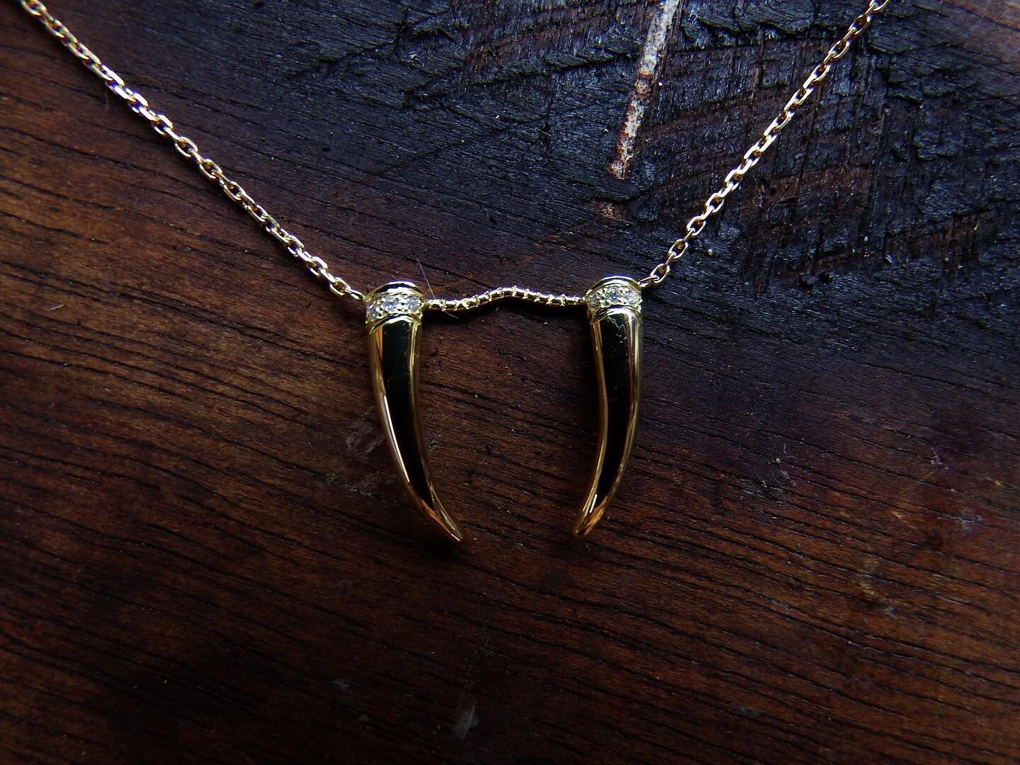 Cobra Fangs 🐍 handmade in 18ct yellow gold and studded with diamonds 💎 
Link in bio.

#jewellery #snake #snakejewellery #cobra #handmade #handmadejewellery #goldsmith #18ct #gold #goldnecklace #newcklace #snakenecklace