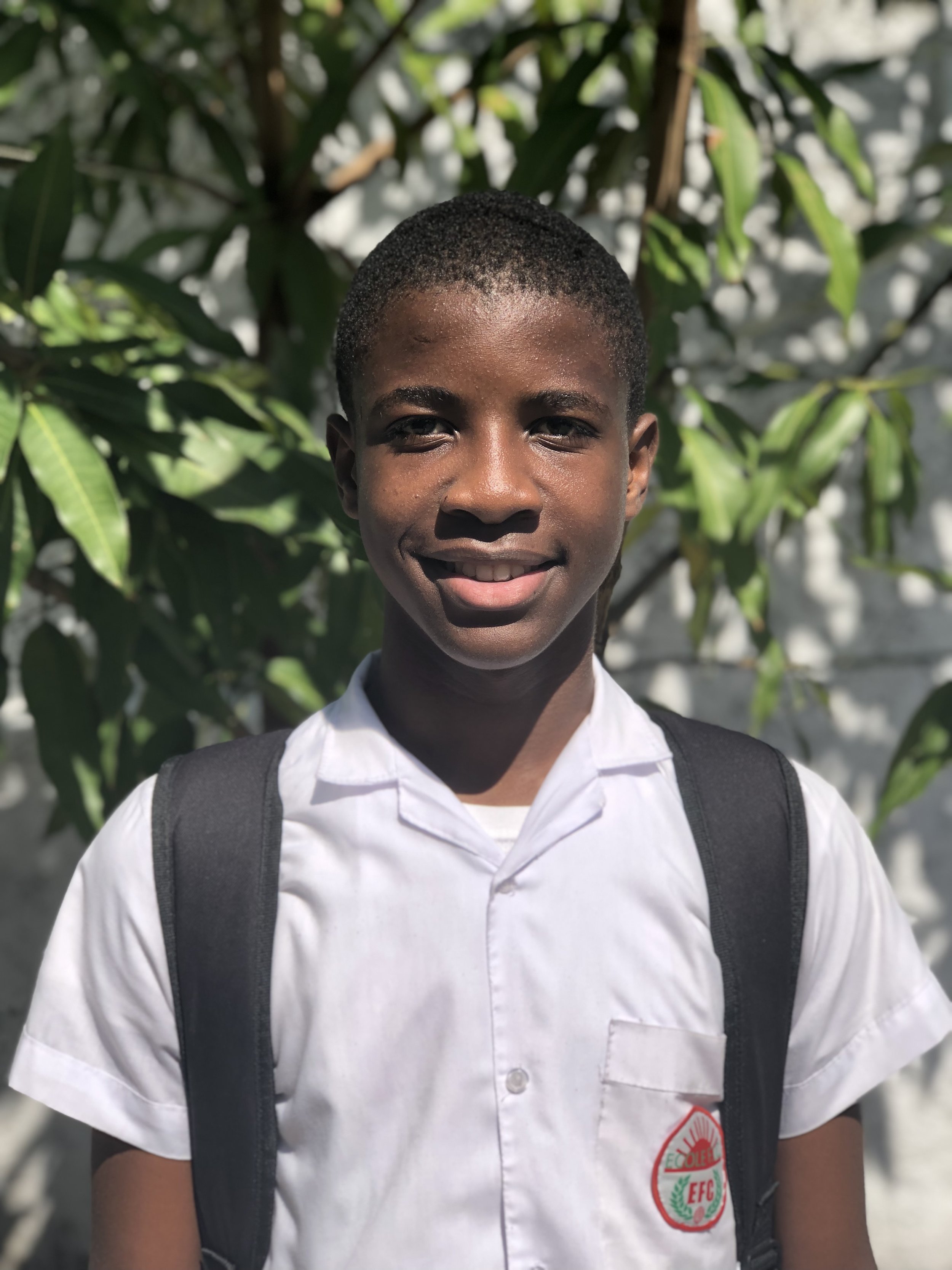 Roberto (16),
Roberto came to the center in 2011 with his brother Tidjo. He is an avid learner and already has produced videos on YouTube! He wants to become a doctor when he grows up. He is currently working on learning English.