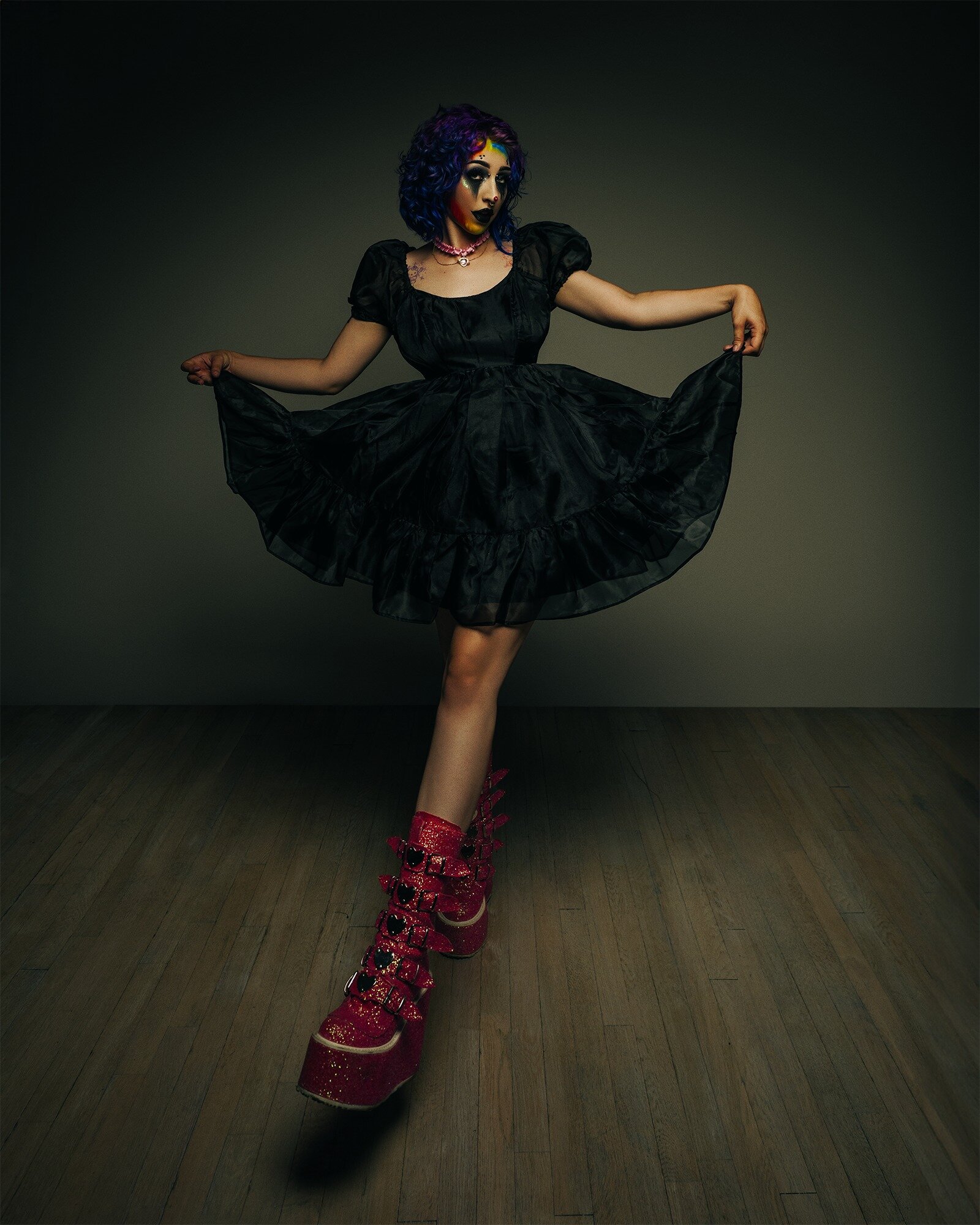 In the soft glow of dimmed lights, The Vibrant mime twirls in a raven-black dress, her glittering boots reflecting a tale of silent joy and vivid dreams. #ColorfulSilence #TwilightTwirl #GlitteringSteps #MimeDance #DreamInMotion #silentportraits
-
Mo