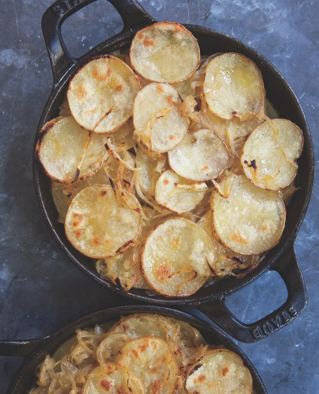 Thanksgiving Sides Edition: Pommes Boulang&egrave;re &amp; Leeks Vinaigrette⁠
⁠
With the biggest food holiday on everyone&rsquo;s mind, I wanted to share a couple of my go-to classics. Recipes that are great for everyday cooking but also pretty spect