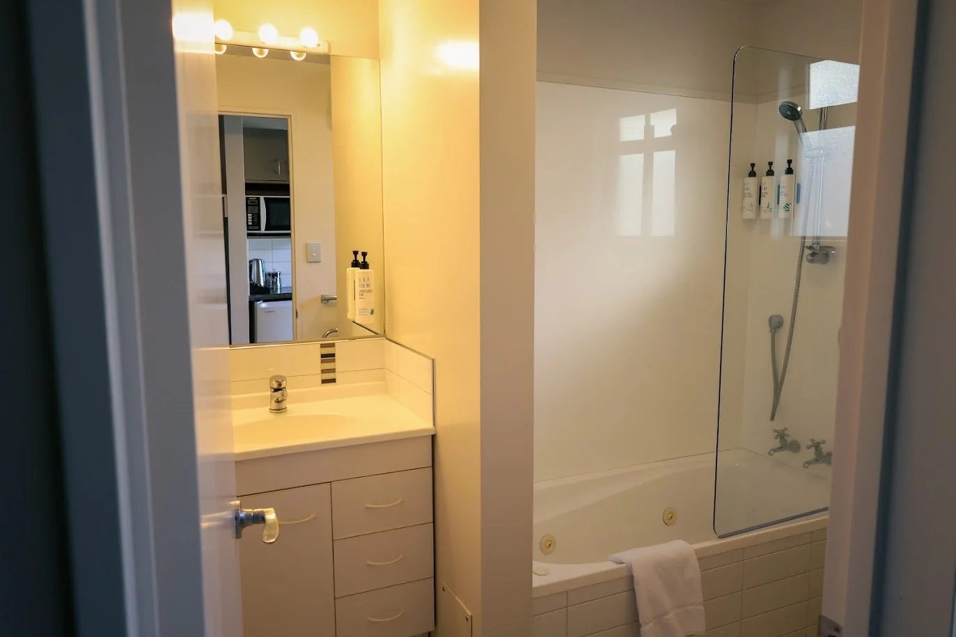 bath vanity.jpg
