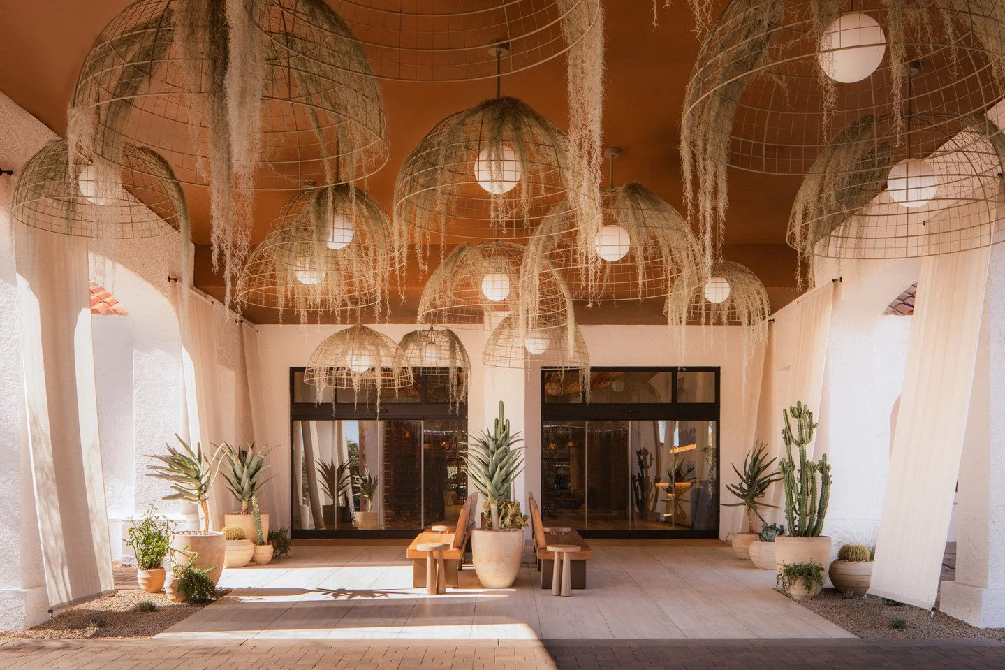 🌵🚨 OPENING ALEEEEEERT 🚨🌵 ⁠
⁠
We are so excited to share that the @miralinaresort is officially open in Paradise Valley/Scottsdale! This sprawling property, nestled in between the Camelback and Mummy Mountains, includes six pools, an intimate spa 