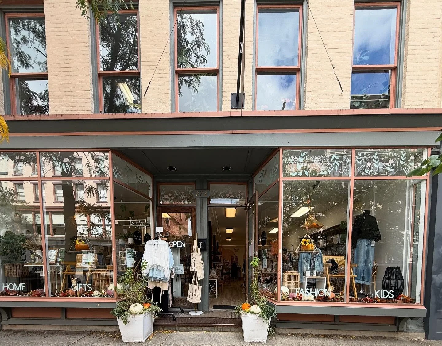 Here for the weekend. Pretty fall things abound. Ethically sourced and eco-friendly, you know, like all things should be. Happy Fall y&rsquo;all
.
.
.
#troyny #enjoytroy #upstateny #sustainablefashion #slowfashion #ethicalfashion #ecofashion #artisan