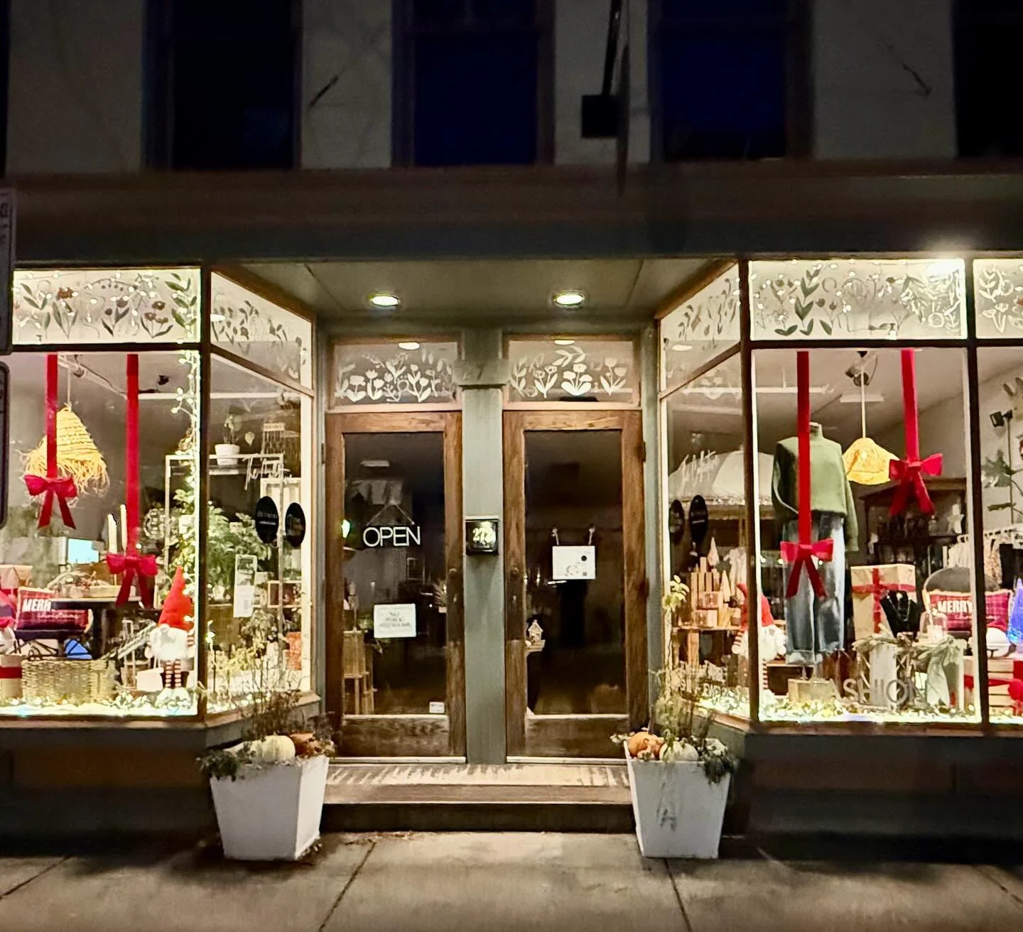 Come and see us this weekend, before the madness begins! Open today and tomorrow 11-5, Saturday 10-3.
✨🎁
.
.
.
#troyny #enjoytroy #upstateny #sustainablefashion #slowfashion ethicalfashion ecofashion artisanjewelry womanownedbusiness shopsmall susta