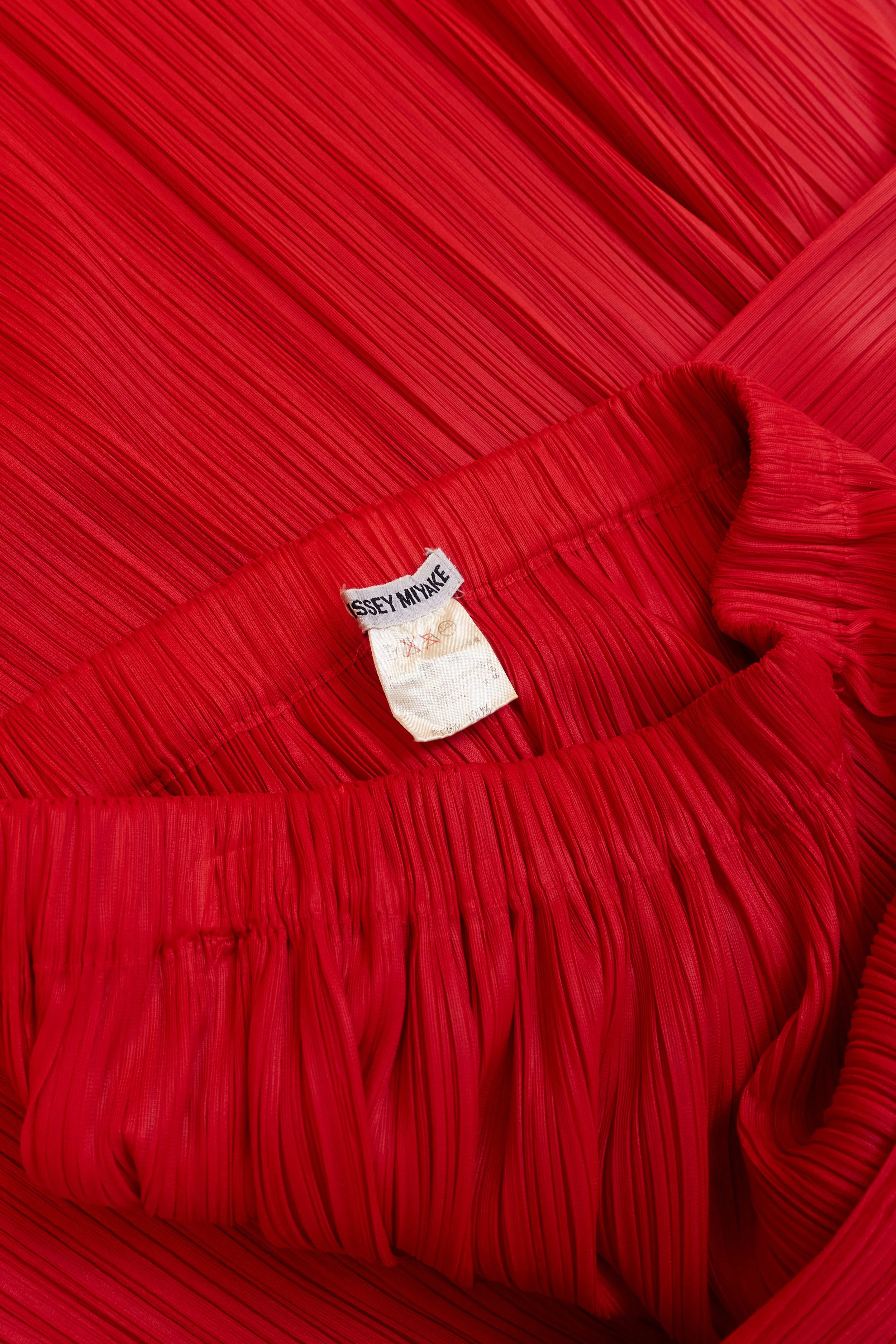 ISSEY MIYAKE red elastic waist pleated skirt 415.jpg