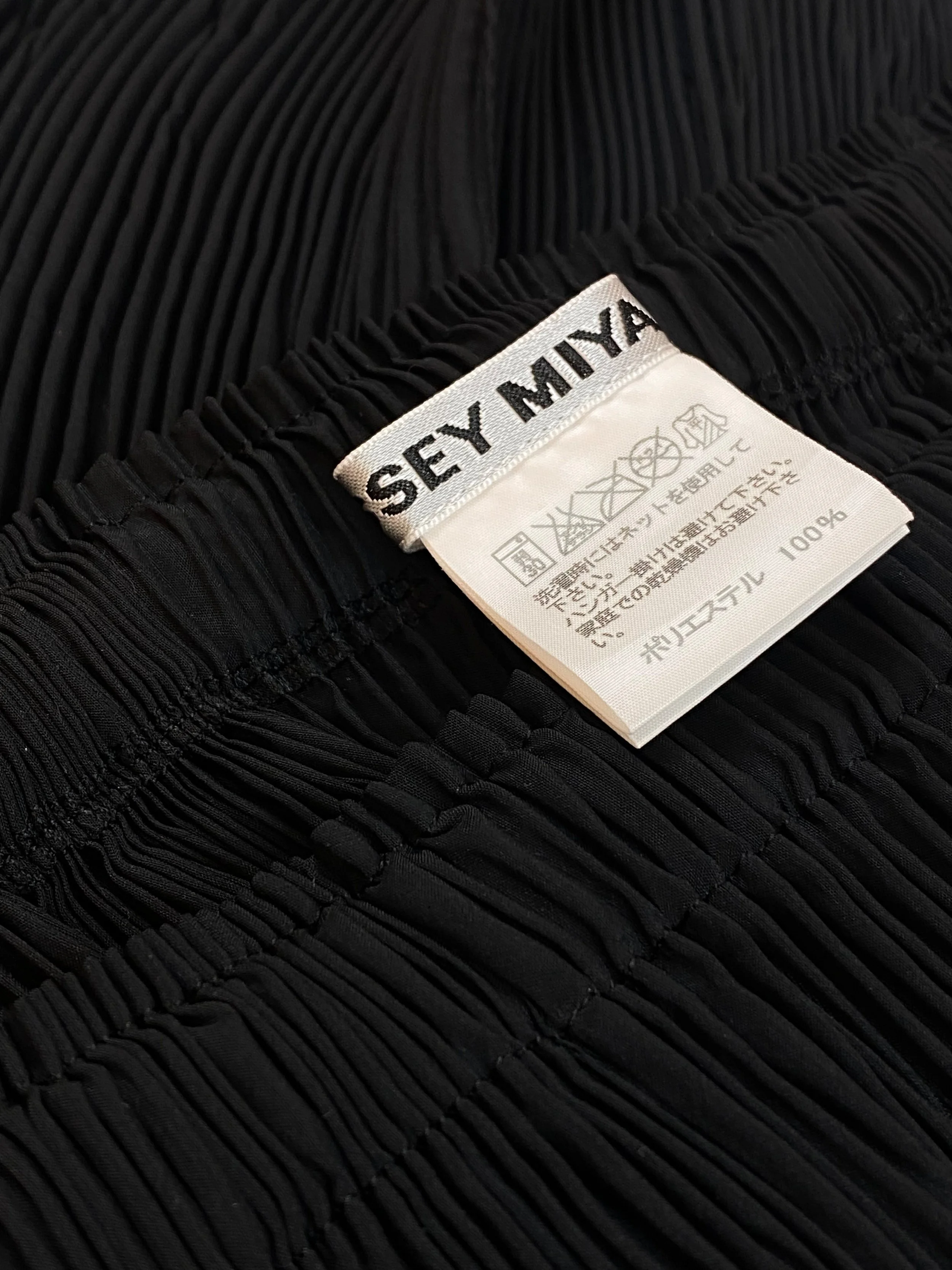ISSEY MIYAKE short wavy pleated skirt (black) 499.jpg