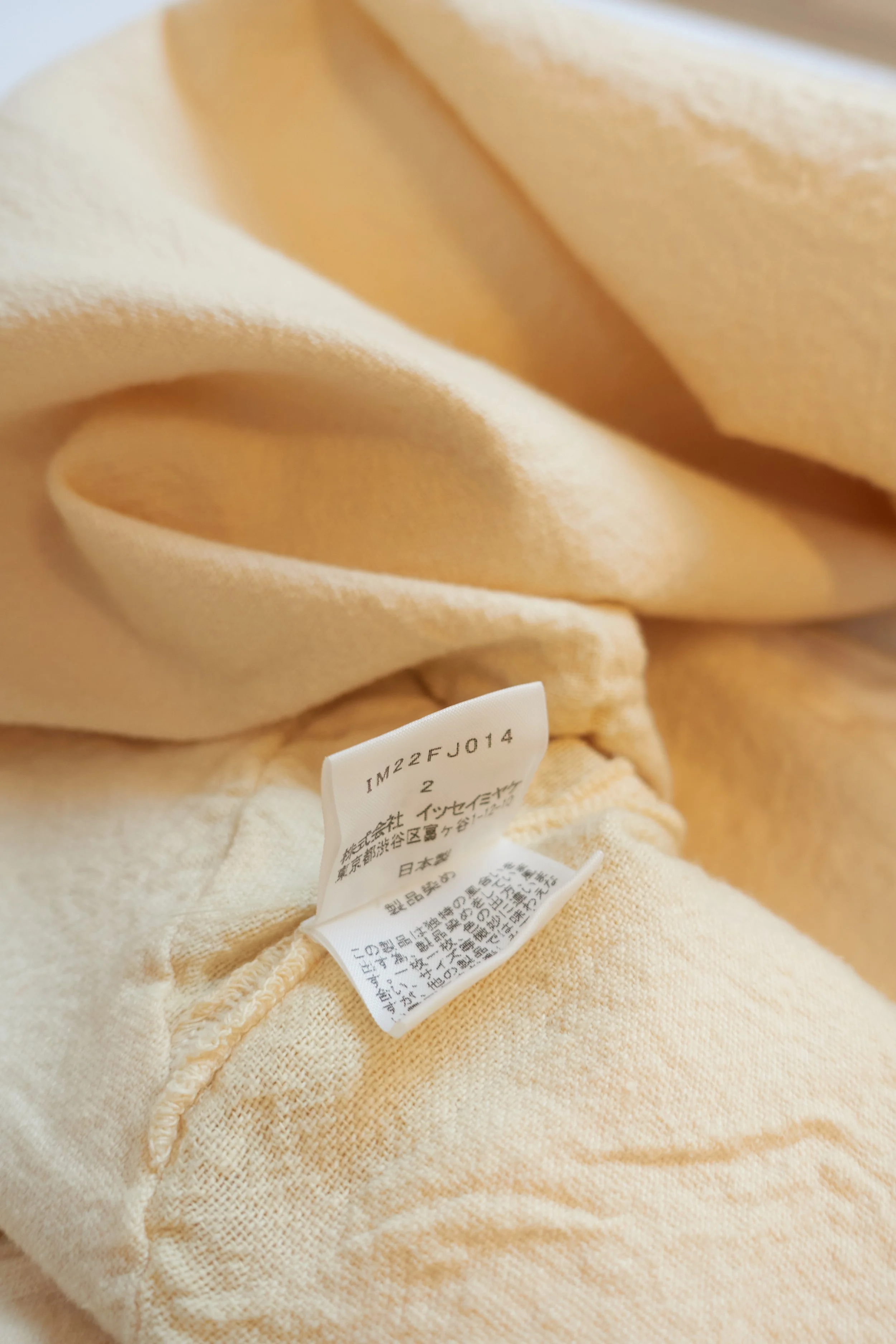 Issey Miyake stretchy shirt detail - exaggerated seams