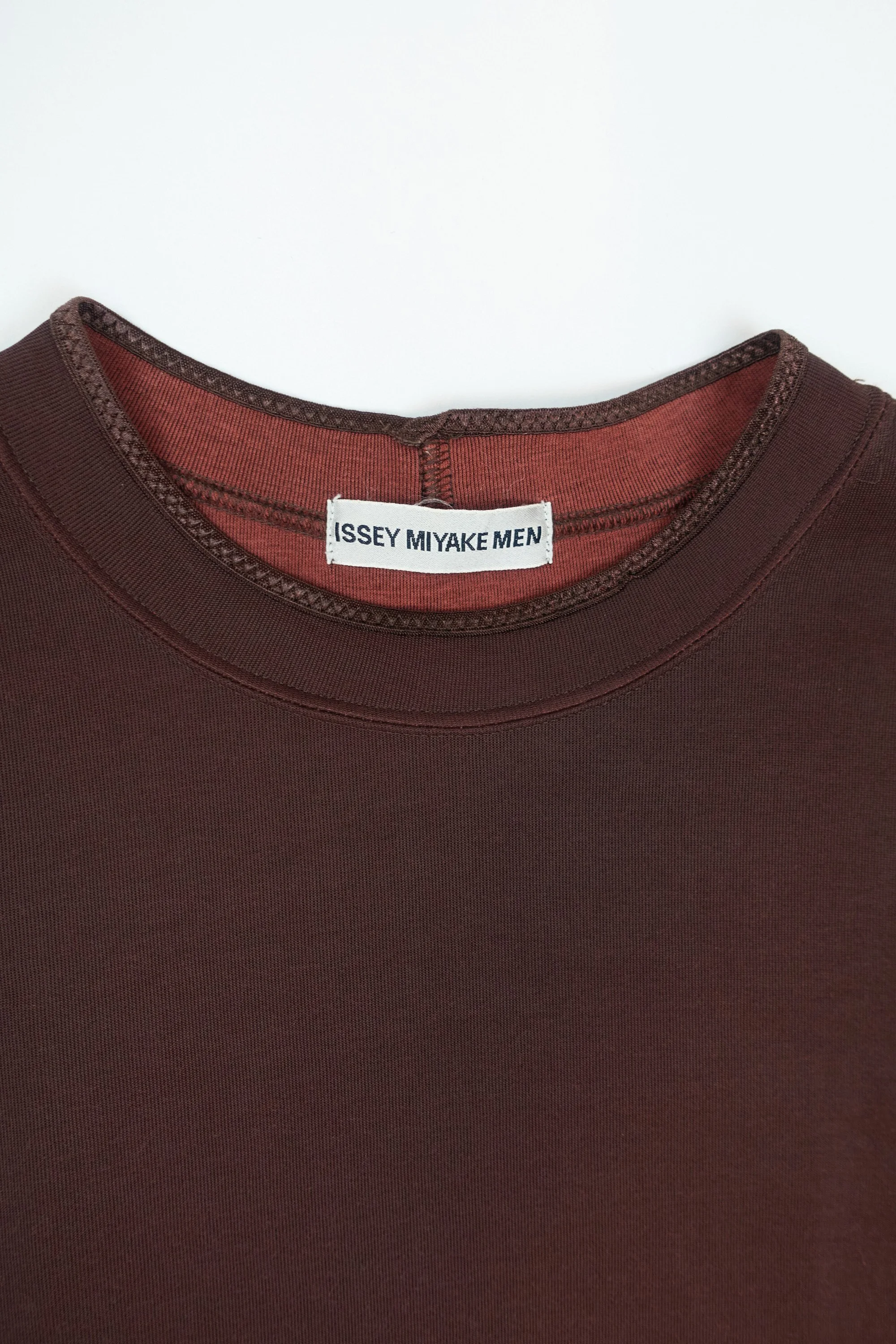 221118 issey miyake men stretchy burdguny & red t-shirt 0878.jpg