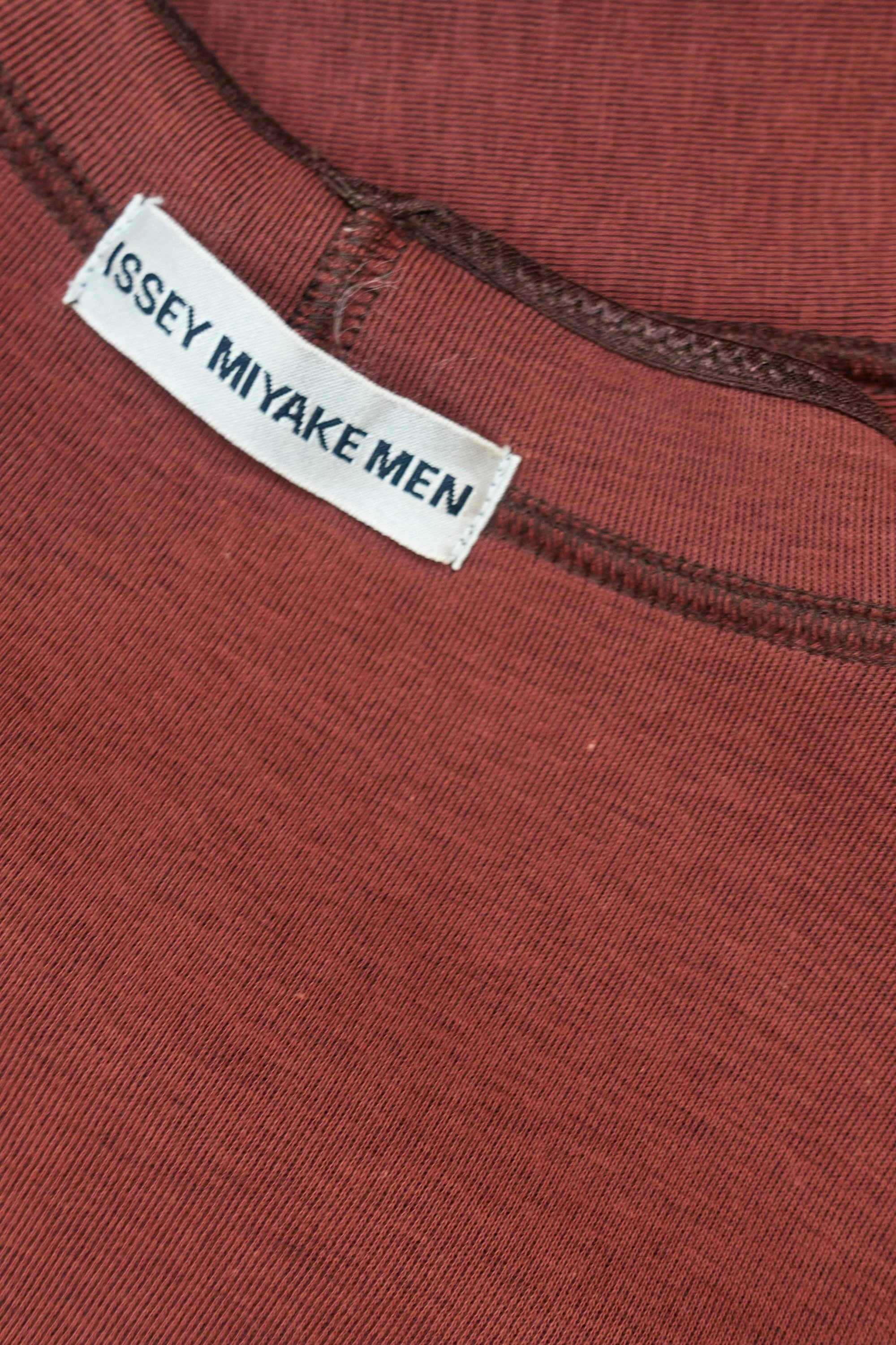 221118 issey miyake men stretchy burdguny & red t-shirt 0897.jpg