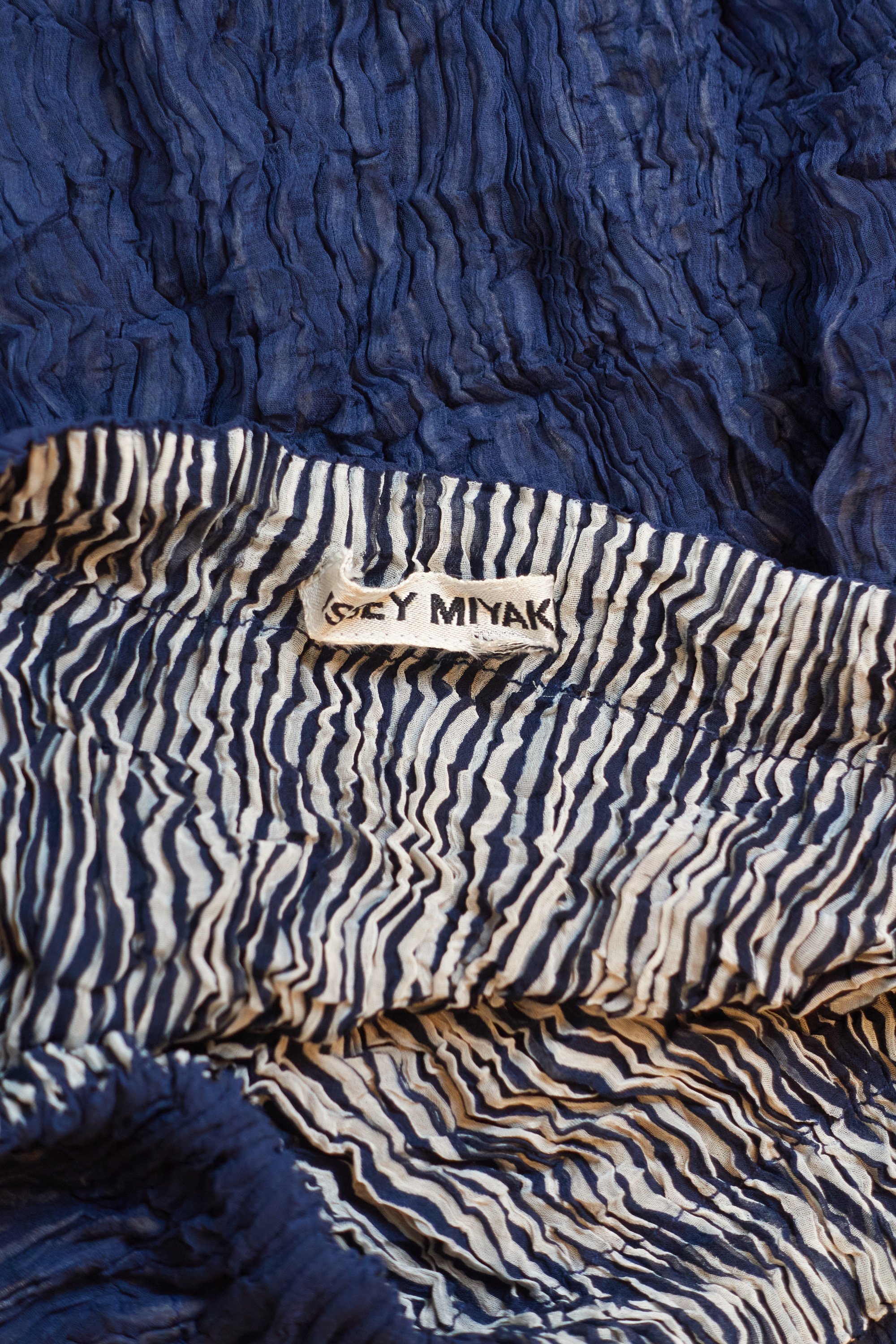 221118 issey miyake crinkle two layered striped skirt 0955.jpg