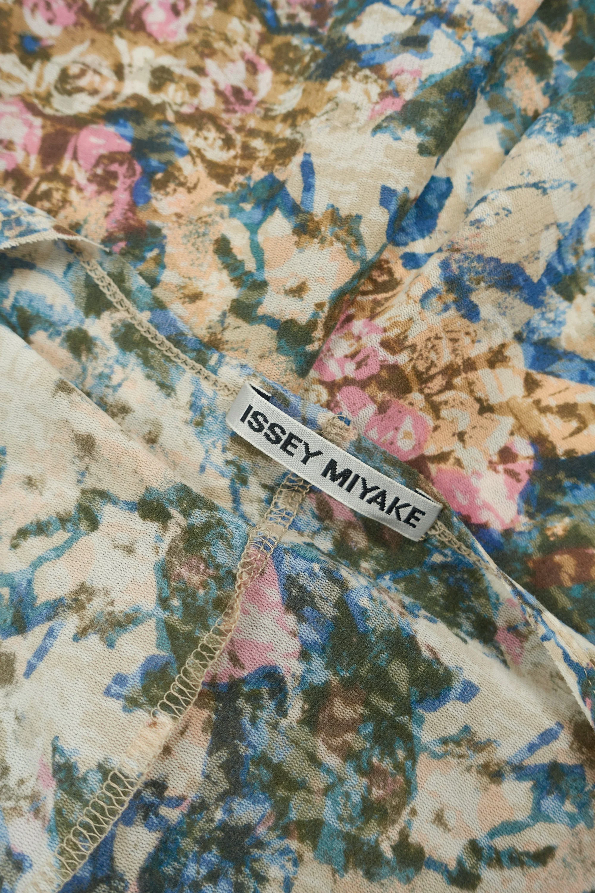 230210 230212 DSC01365 ISSEY MIYAKE mesh drape sleeveless top (pink, blue multi).jpg