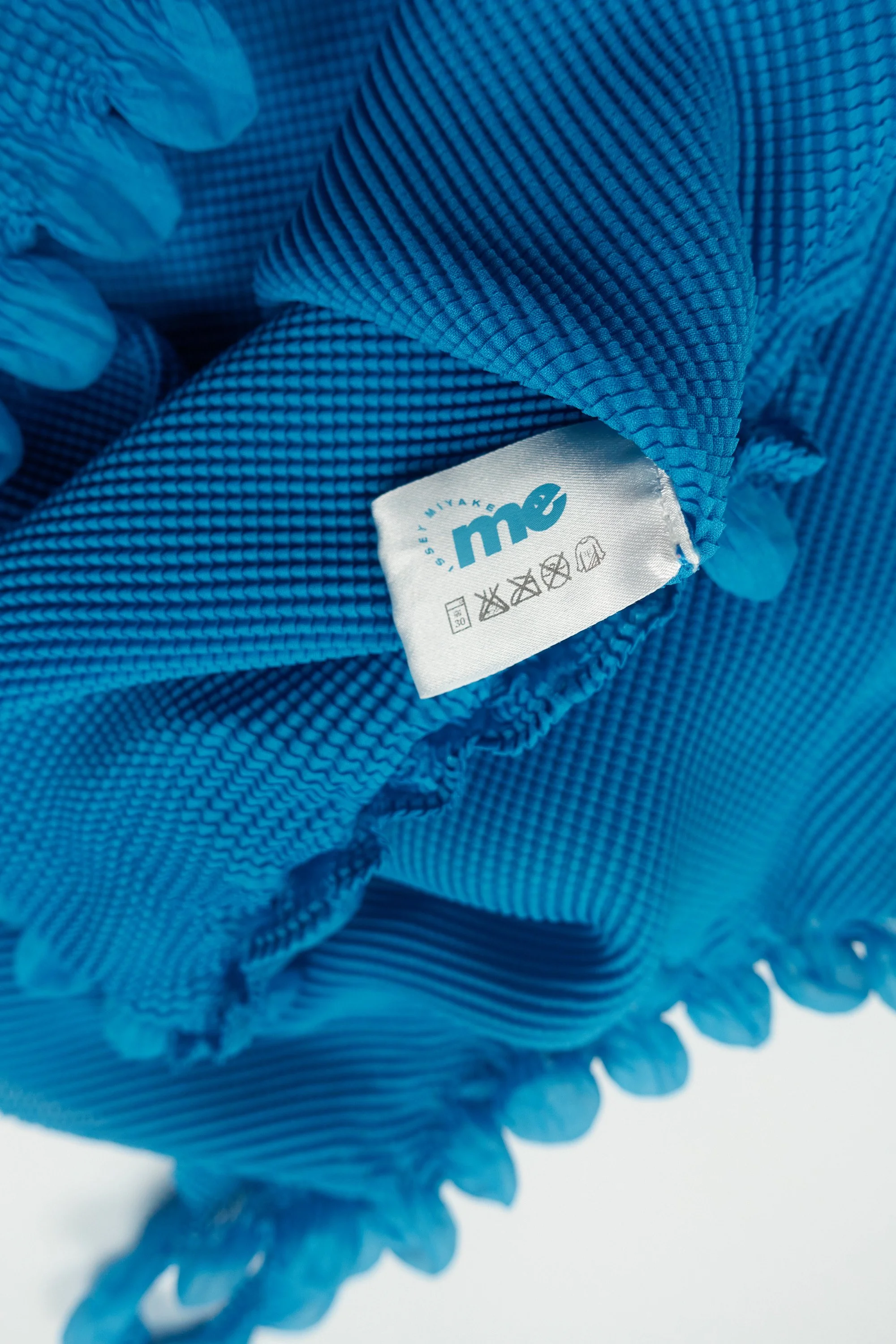 230302 Issey Miyake me bubble singlet blue 1656.jpg