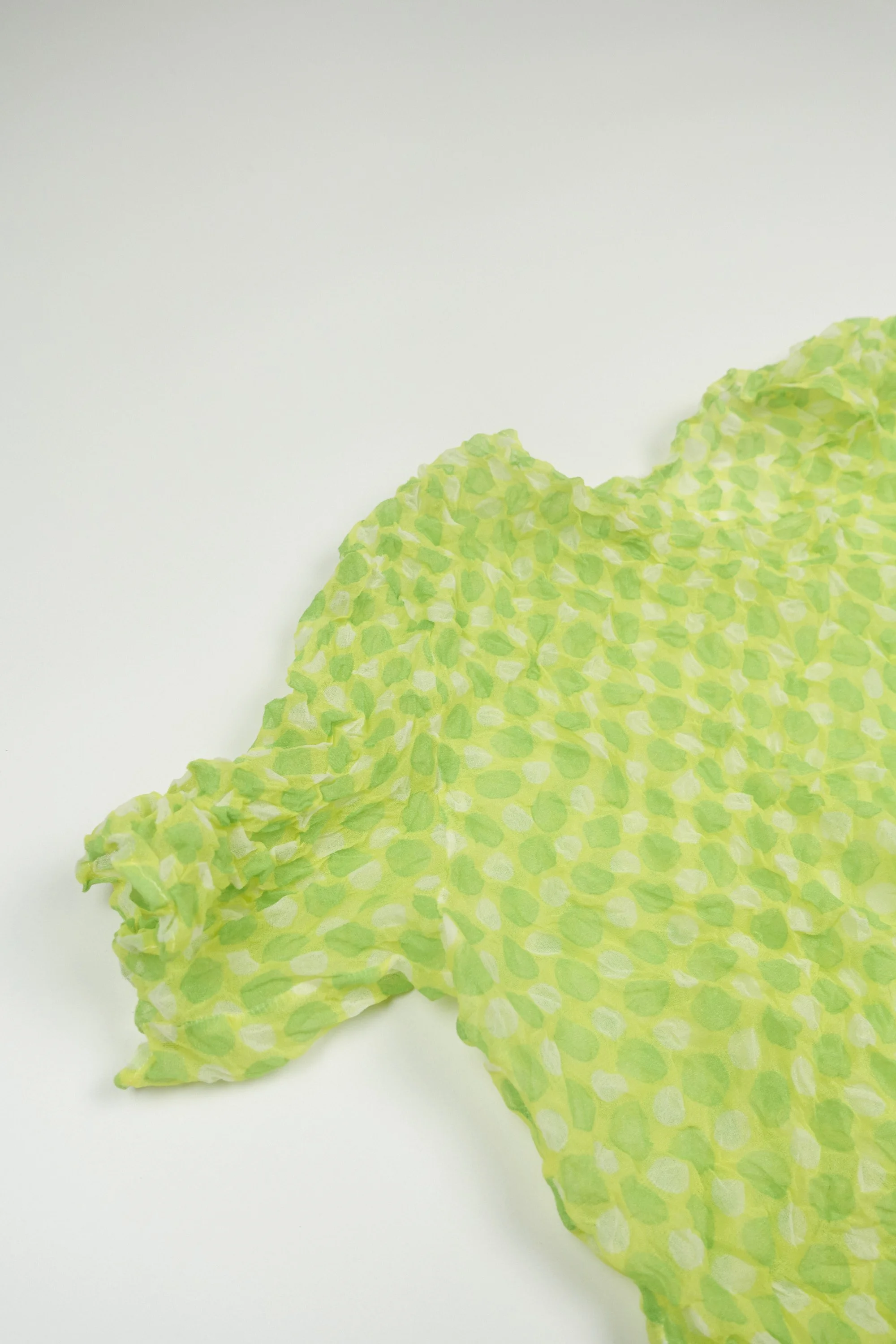 230302 ISSEY MIYAKE crinkle lime polka dot shortsleeve 1585.jpg