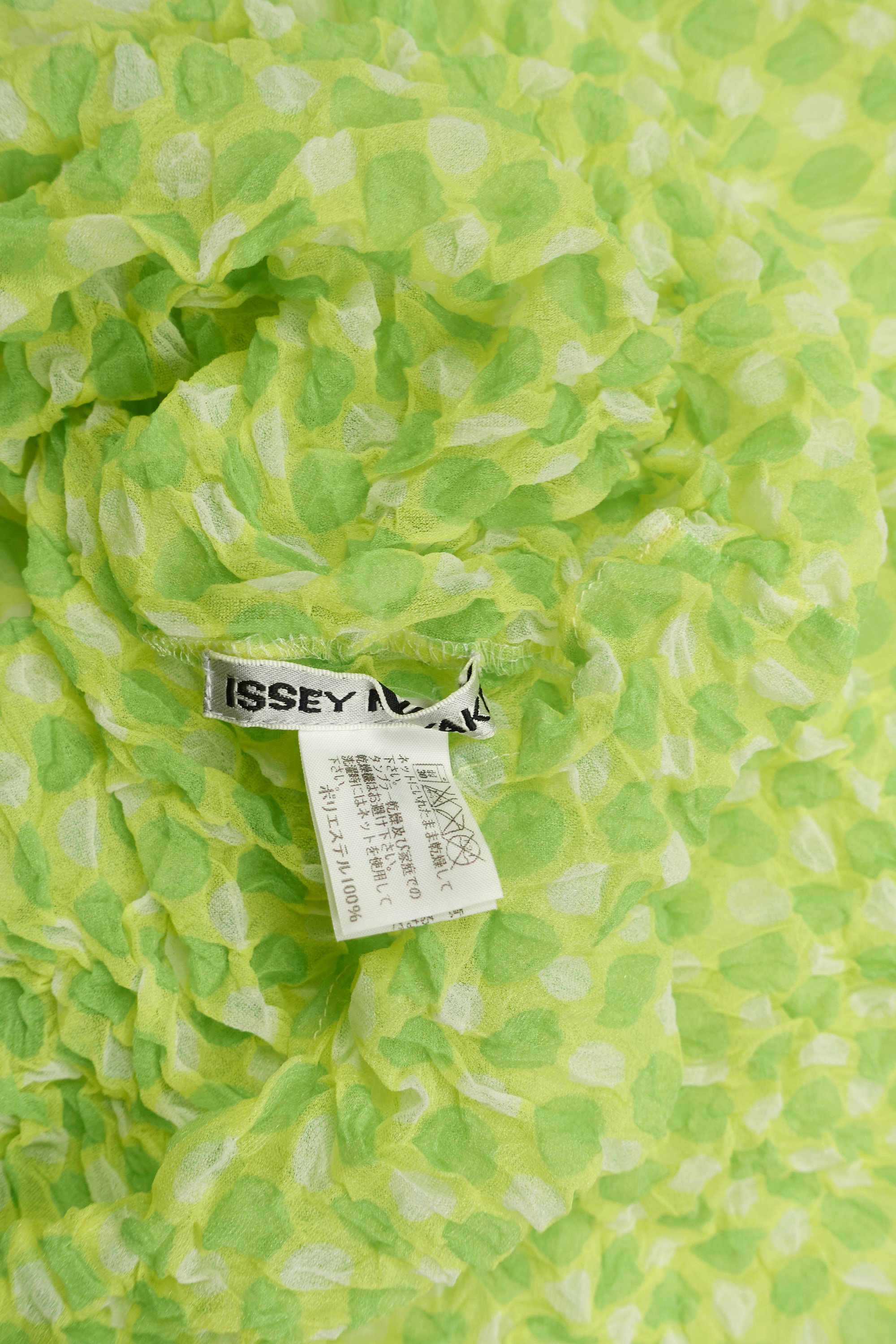 230302 ISSEY MIYAKE crinkle lime polka dot shortsleeve 1593.jpg